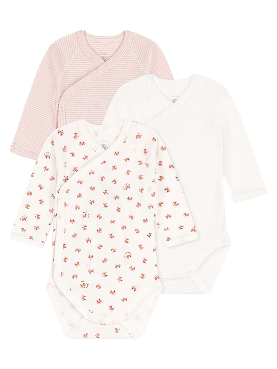 Langarmbody LATINO 3er Pack in weiß zeigt drei kimonoartige Babybodys mit Druckknöpfen, bestehend aus einem gestreiften, einem unifarbenen und einem mit Fuchs-Gesichtsmuster.
