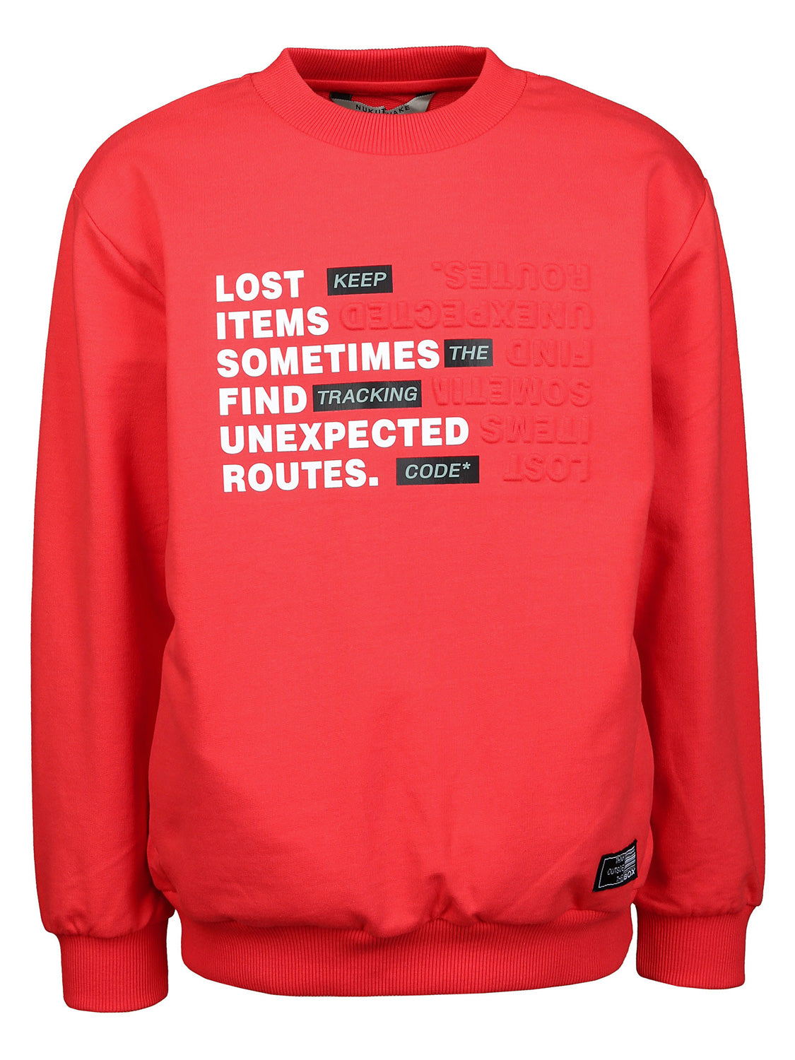 Pullover Rot mit mehrfarbigem Slogan-Print „LOST ITEMS SOMETIMES FIND UNEXPECTED ROUTES“, komfortabel und alltagstauglich, mit gerippten Bündchen und kleinem Etikett an der Seite.