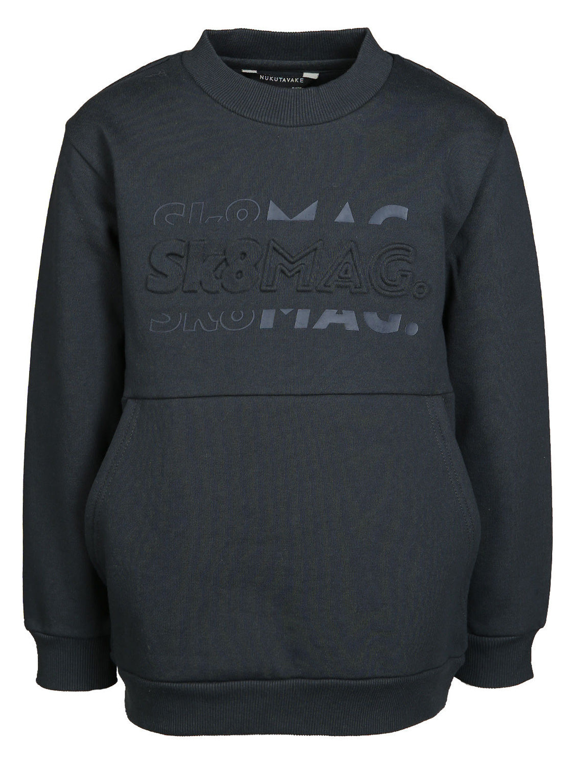 Dunkelnavy Sweatshirt Schwarz mit SLOMAG Prägung, gerippten Bündchen, Kängurutasche und NUKUTAVAKE Etikett. Ideal für einen coolen Alltagslook.