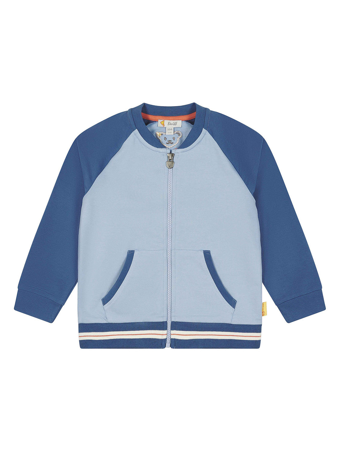 Sweatjacke Blau mit Raglanärmeln, Reißverschluss und zwei Taschen, ideal für aktive Kinder. Teddy-Motiv am Kragen spiegelt den verspielten Stil von bellybutton wider.