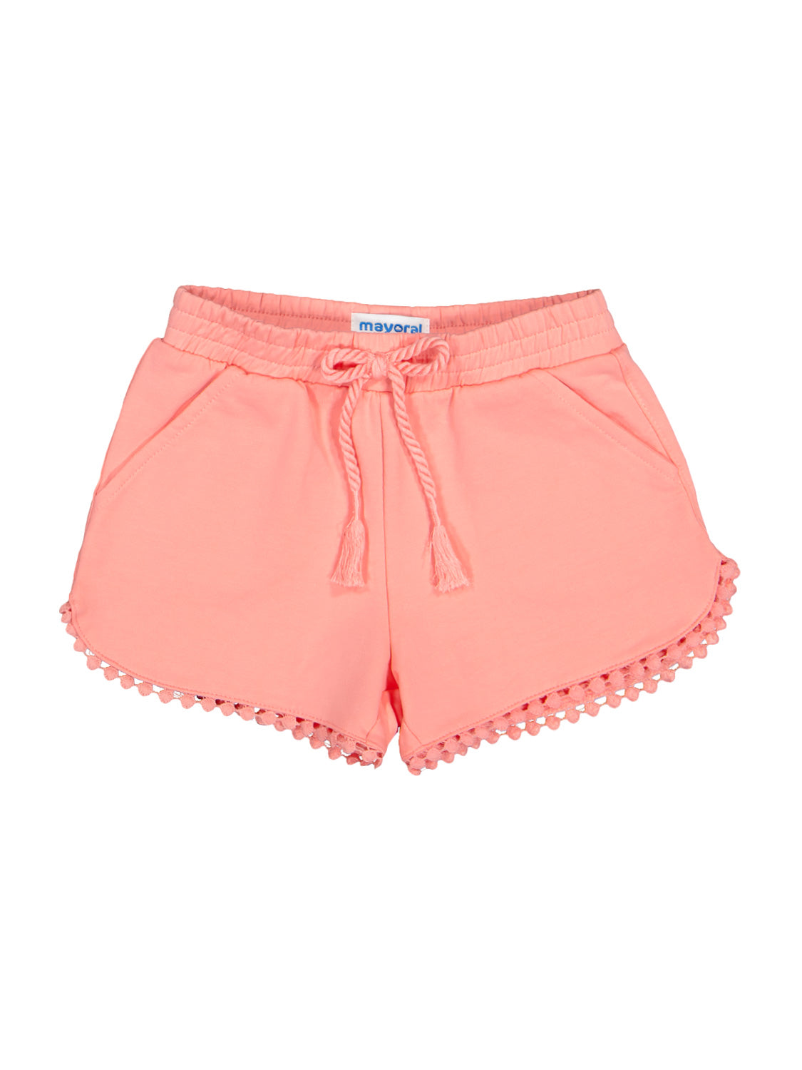 Sweatshorts Rosa aus korallfarbenem Strick mit elastischem Bund, geflochtenem Kordelzug, Seitentaschen und Pom-Pom-Saum. Kleines Mayoral-Label am Rückenbund sichtbar.