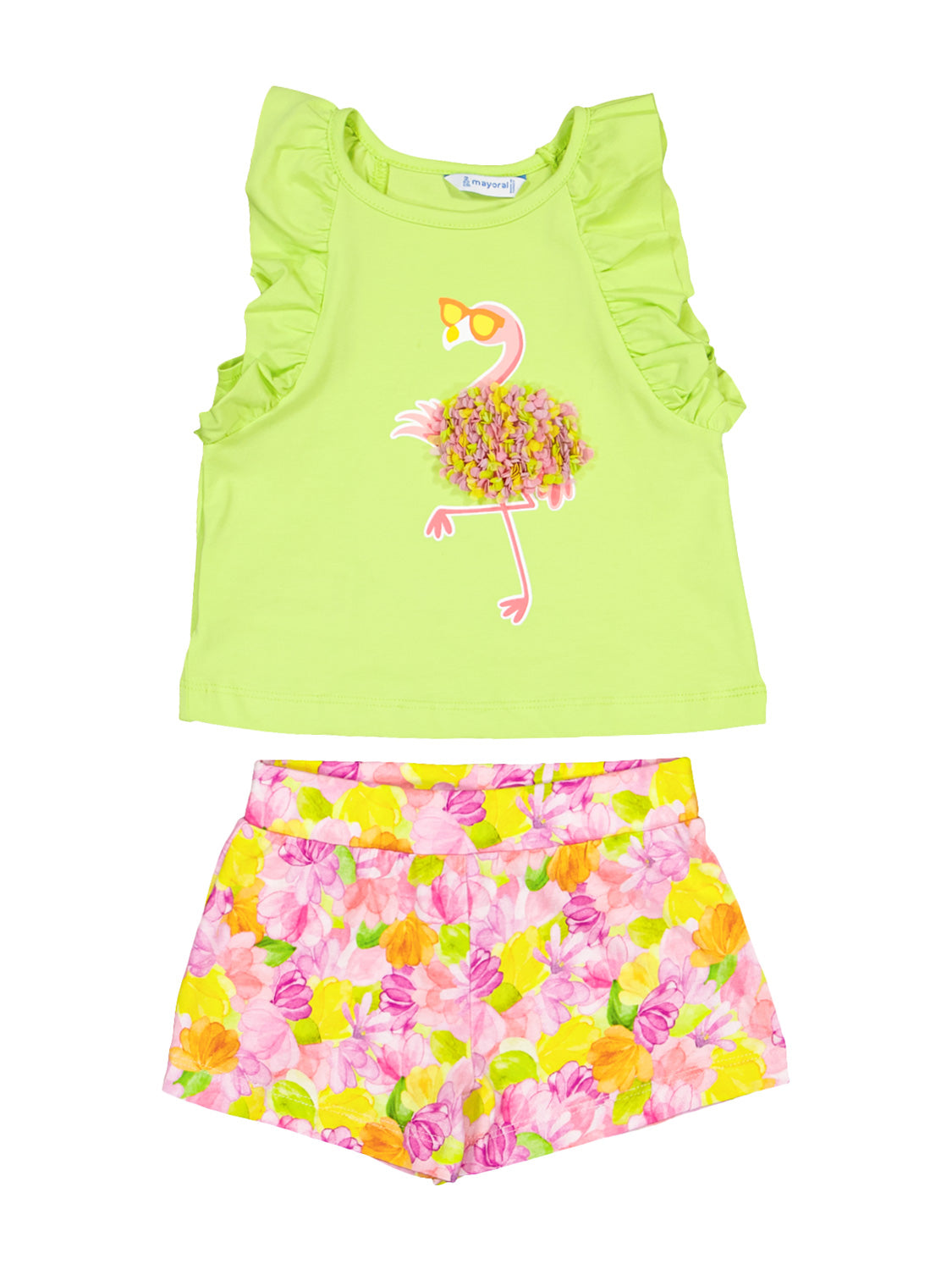 Zweiteiler Mehrfarbig: Mädchen-Sommeroutfit mit limettengrünem, ärmellosem Oberteil und Flamingo-Grafik, kombiniert mit blumig bedruckten Shorts. Perfekt für stilvolle, sommerliche Kindermode bei bellybutton.
