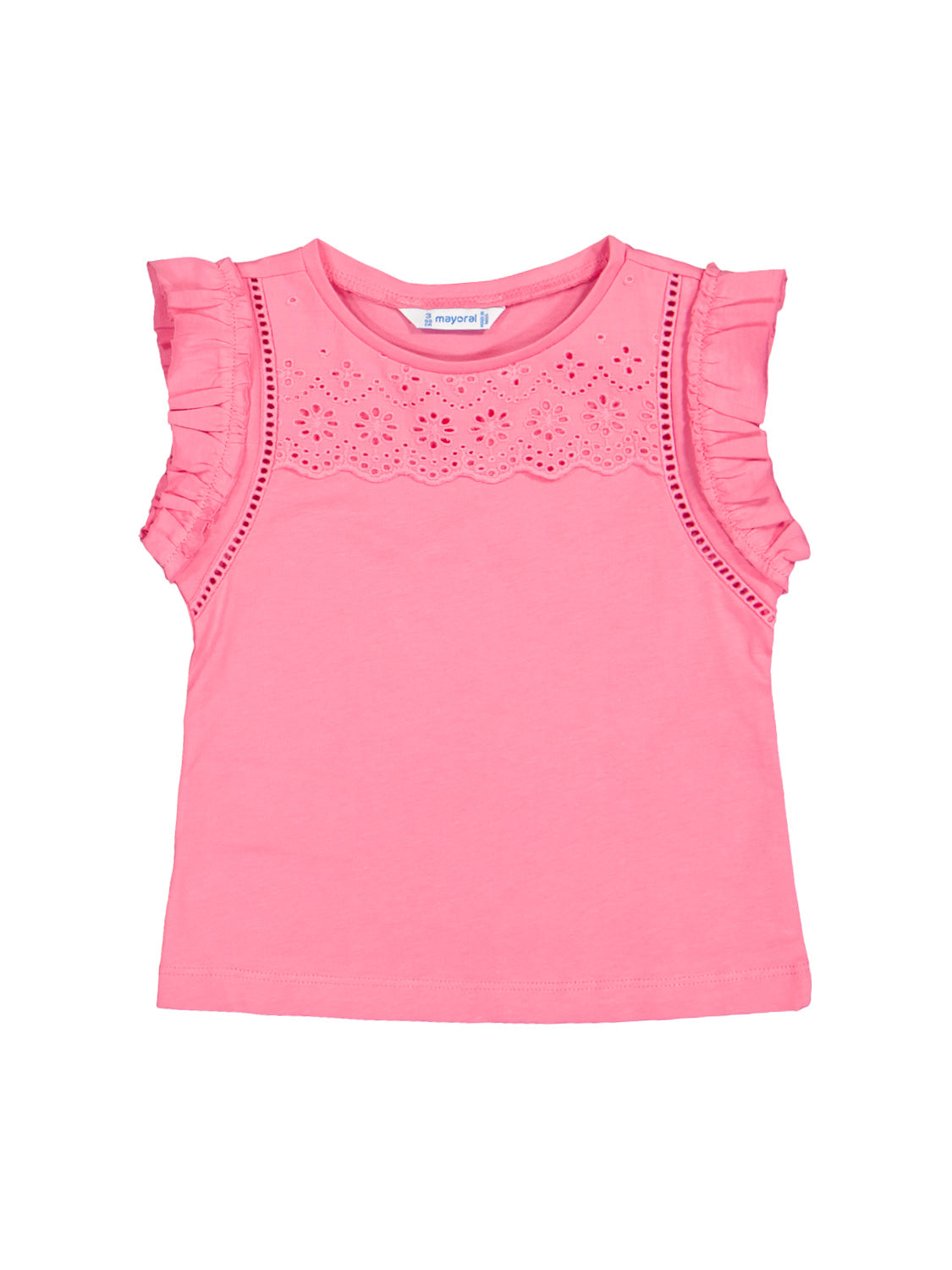 Mädchen-T-Shirt Pink mit Rüschenärmeln und Lochspitzen-Detail am Ausschnitt, flach auf weißem Hintergrund liegend. Ideal für stilvolle Kindermode von bellybutton.