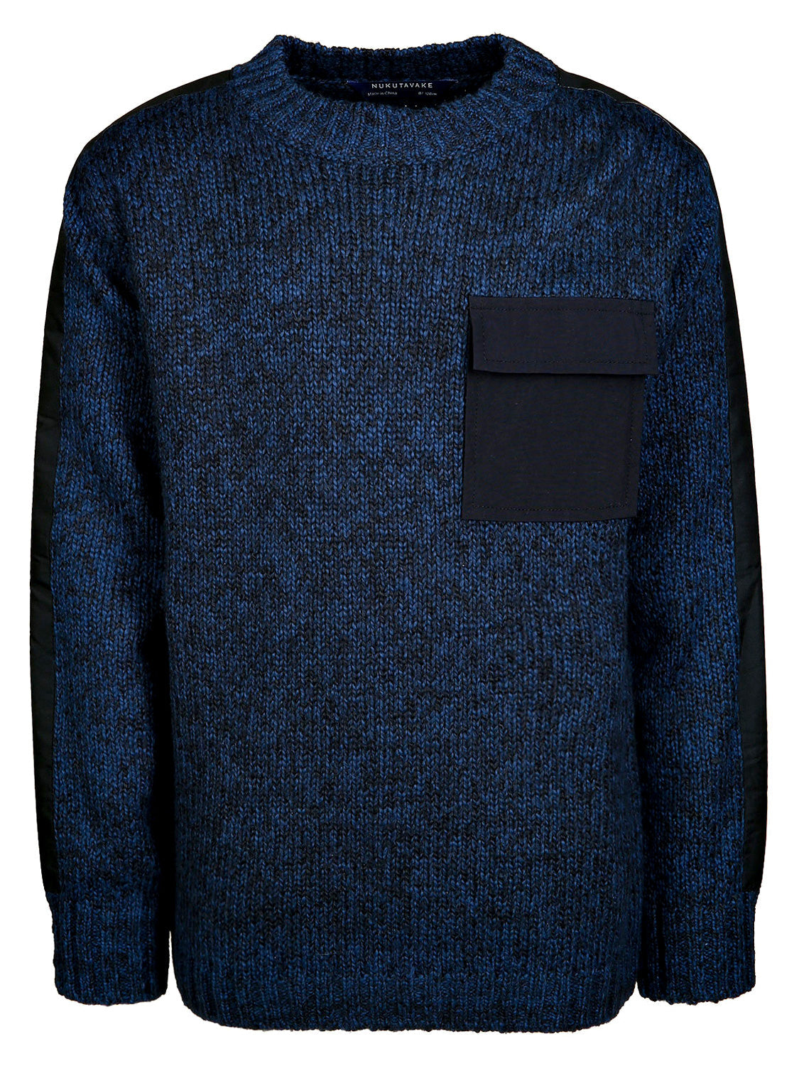 Pullover Blau: Dunkelblauer, grob gestrickter Pullover mit langen Ärmeln, Brusttasche und seitlichen Einsätzen. Ideal für bequemen, stilvollen Look. Marke: NUKUTAVAKE.