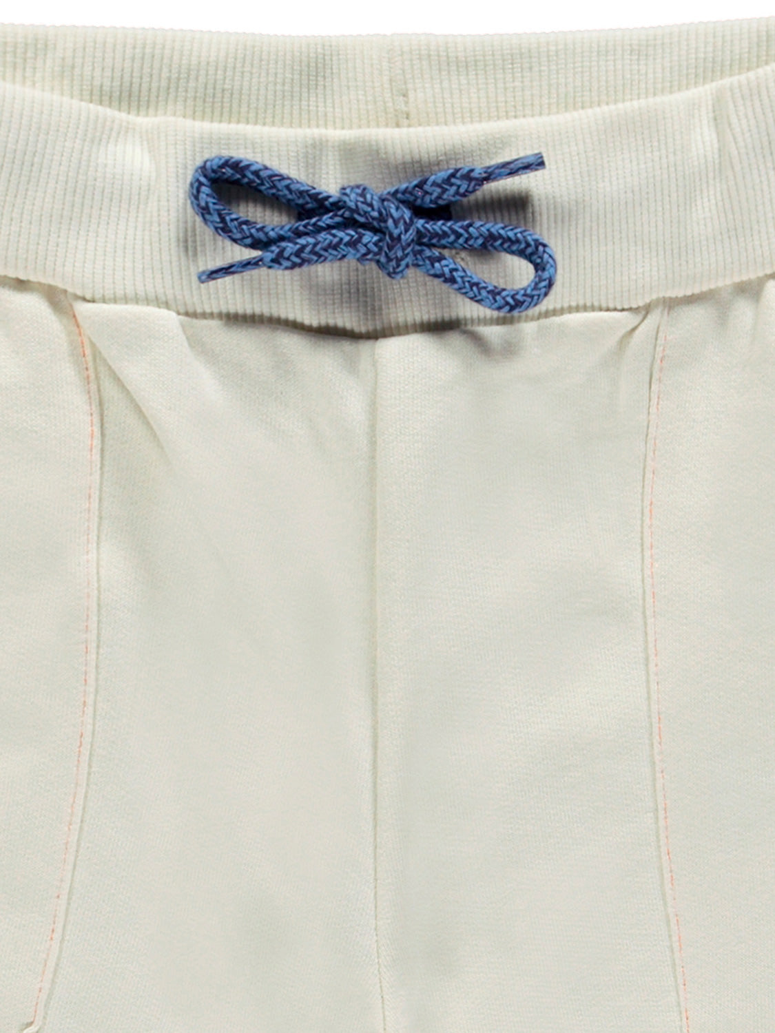 Nahaufnahme des Bunds der Sweatshorts Cremeweiß mit geripptem Gummizug und einer blauen Kordel, die vorne zu einer Schleife gebunden ist.