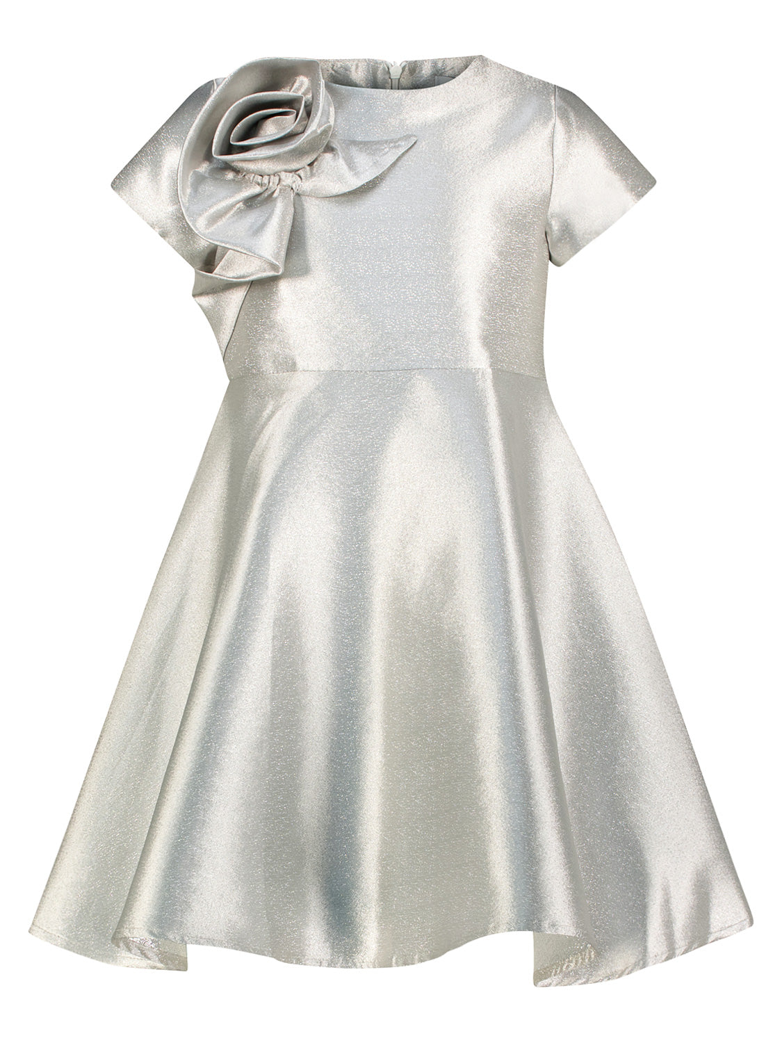 Kleid Silber: Glänzendes Kleid mit Kappenärmeln, enganliegendem Oberteil und A-Linien-Rock, verziert mit einer großen Rosenapplikation auf der Schulter, von Mama Luma.