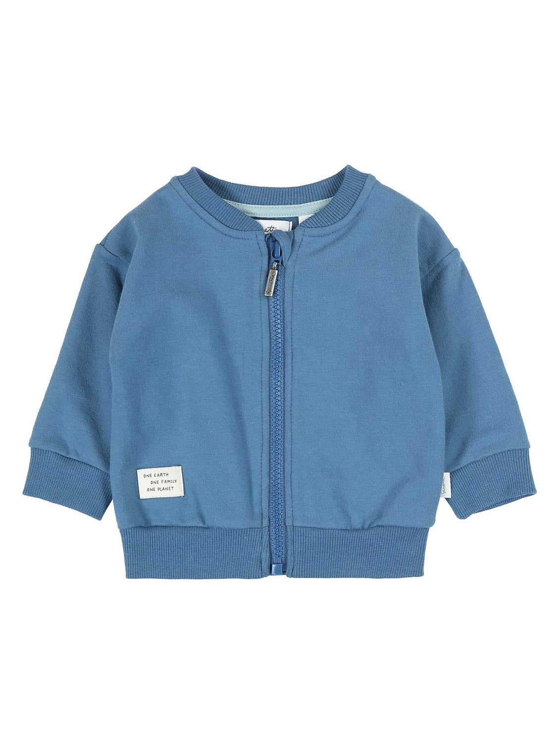 Sweatjacke Blau: Kleine, hellblaue Zip-Jacke für Babys mit gerippten Bündchen und Patch ONE EARTH ONE FAMILY ONE PLANET unten links. Perfekt für nachhaltige Babymode.