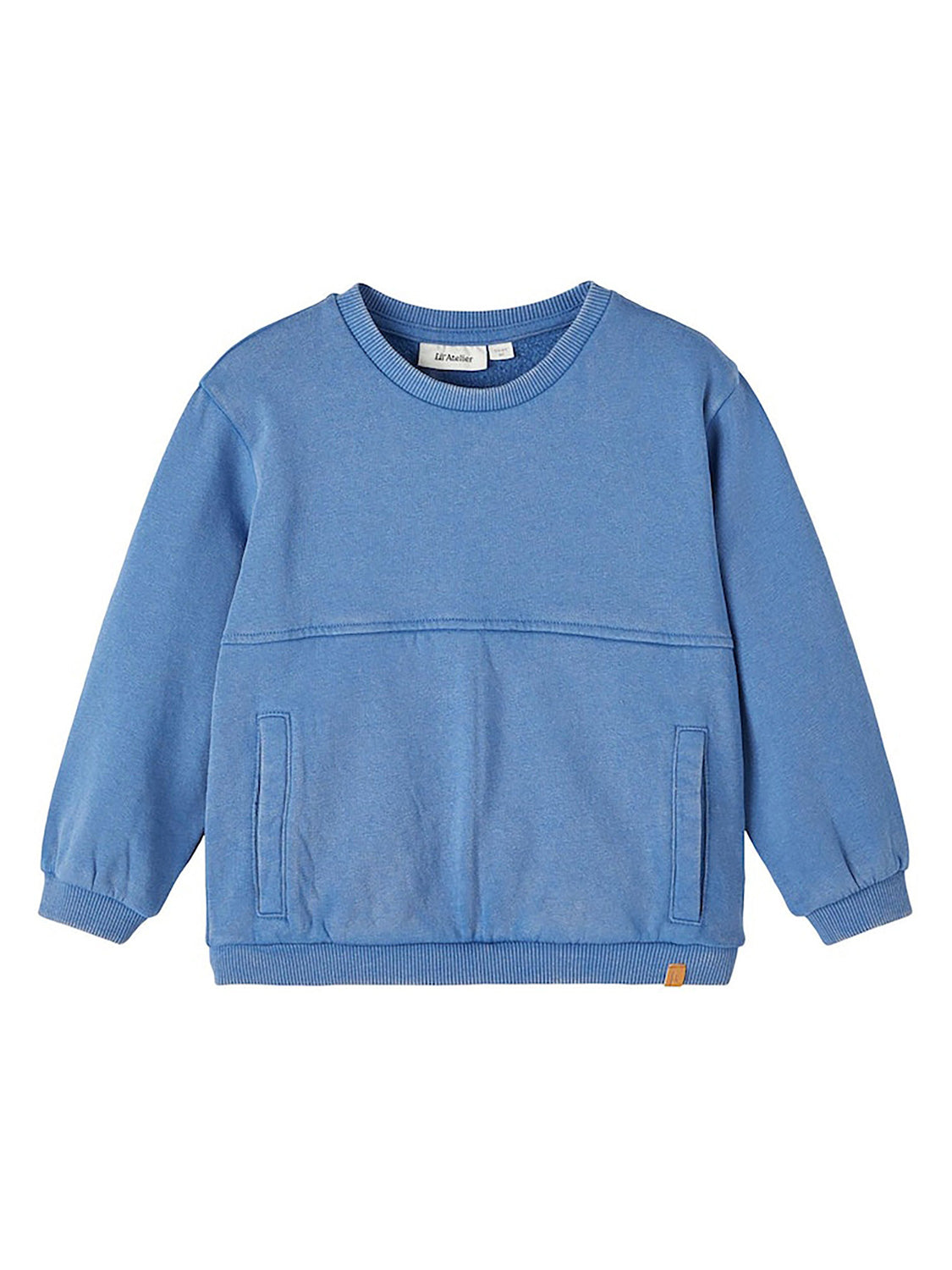 Kinderpullover Sweatshirt Blau mit langen Ärmeln, Rundhalsausschnitt und zwei vorderen Eingrifftaschen, ideal für den Alltag. Perfekt für modische Looks bei bellybutton erhältlich.