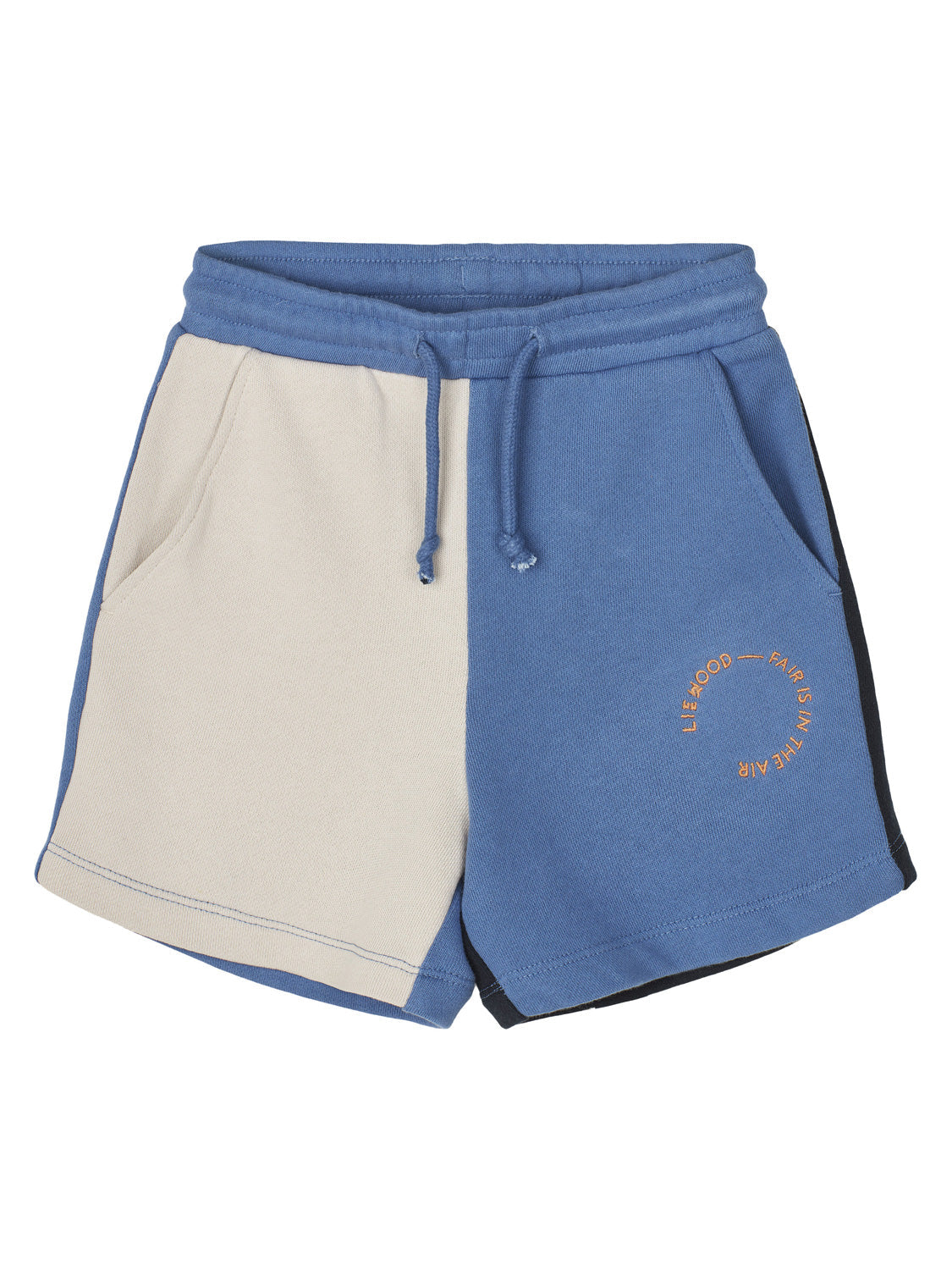 Sweatshorts GRAM in midnight navy midnightnavy mit elastischem Kordelzugbund, zwei Seitentaschen und zweifarbigem Design. Aufdruck „LIEWOOD – FAIR IS IN THE AIR“ auf der blauen Seite.