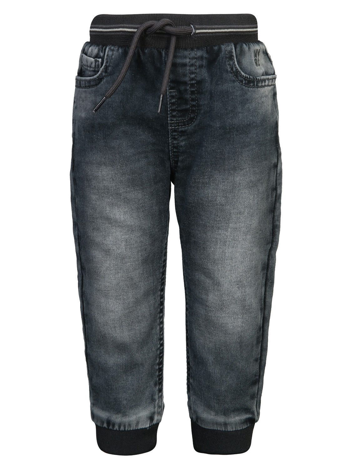Kinder-Jeanshose SOFTJOGGER in dunklem Denim-Look mit elastischem Bund, Kordelzug, Vordertaschen und gerippten Bündchen. Perfekt für bequeme Kindermode von bellybutton.