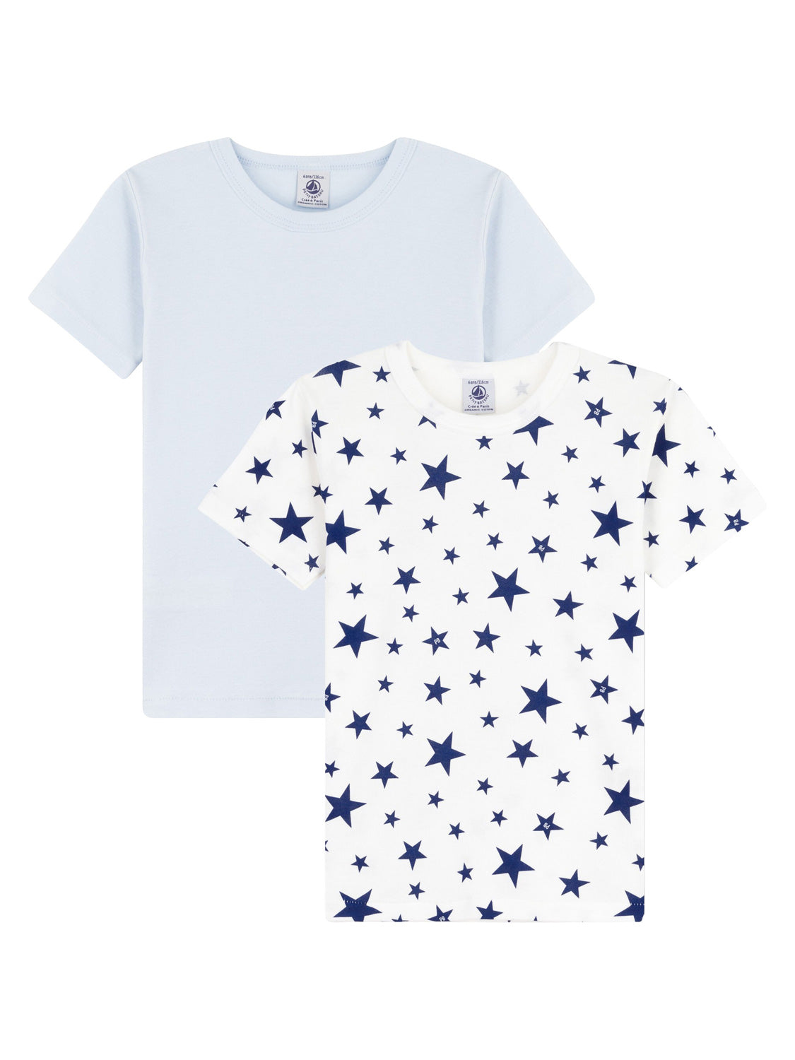 Unterhemd VINTAGE STAR 2er-Pack zeigt zwei Kinder-T-Shirts: eines in einfarbigem Blau, das andere weiß mit navy Sternenmuster, ideal für stilvolle Kindermode von bellybutton.