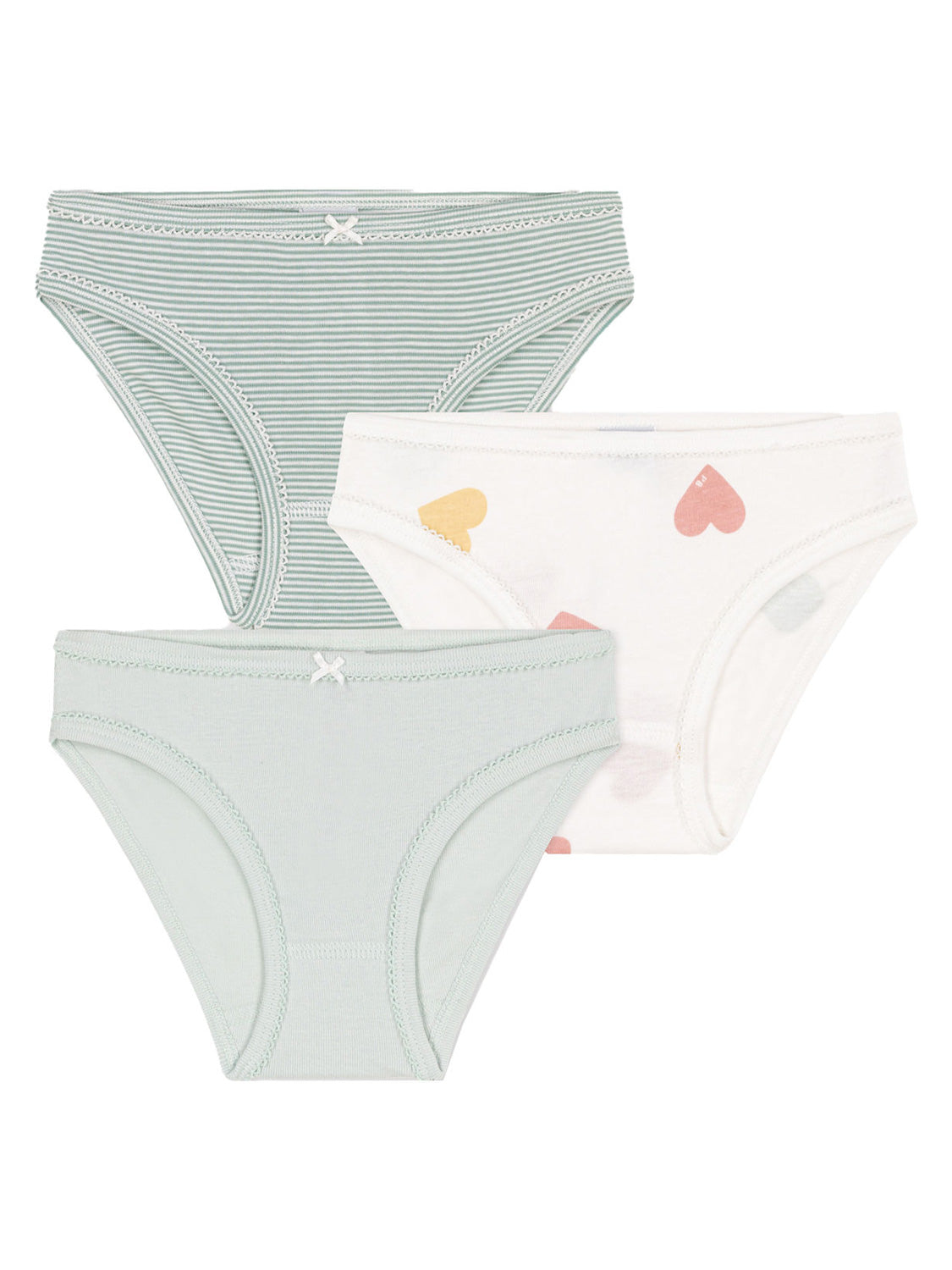 Drei Baumwollslips aus dem Slip HEARTS & STRIPES 3er Pack: mintgrün, gestreift mintgrün, weiß mit Herzen. Perfekt für bequeme Kindermode von bellybutton.
