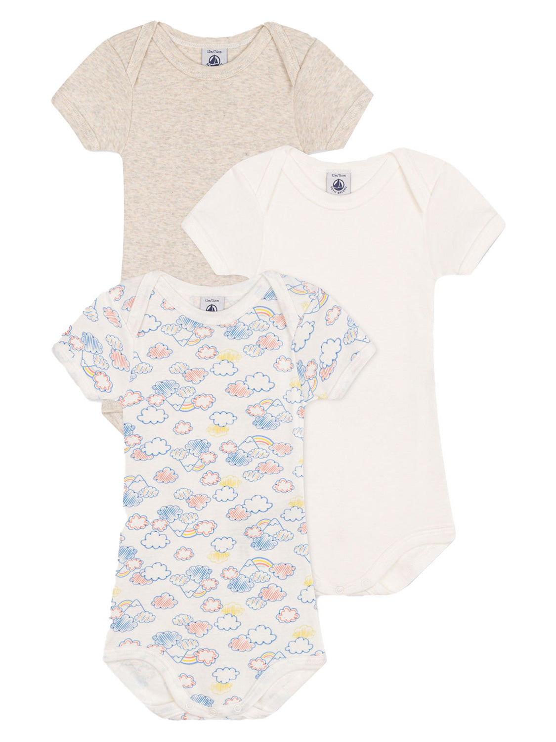 Dreier-Set Kurzarm-Bodys CLOUDS in marshmallow: heather-beige, off-white und weiß mit pastellfarbenen Wolken, Regenbögen, Umschlagkragen und Druckknöpfen am Schritt.