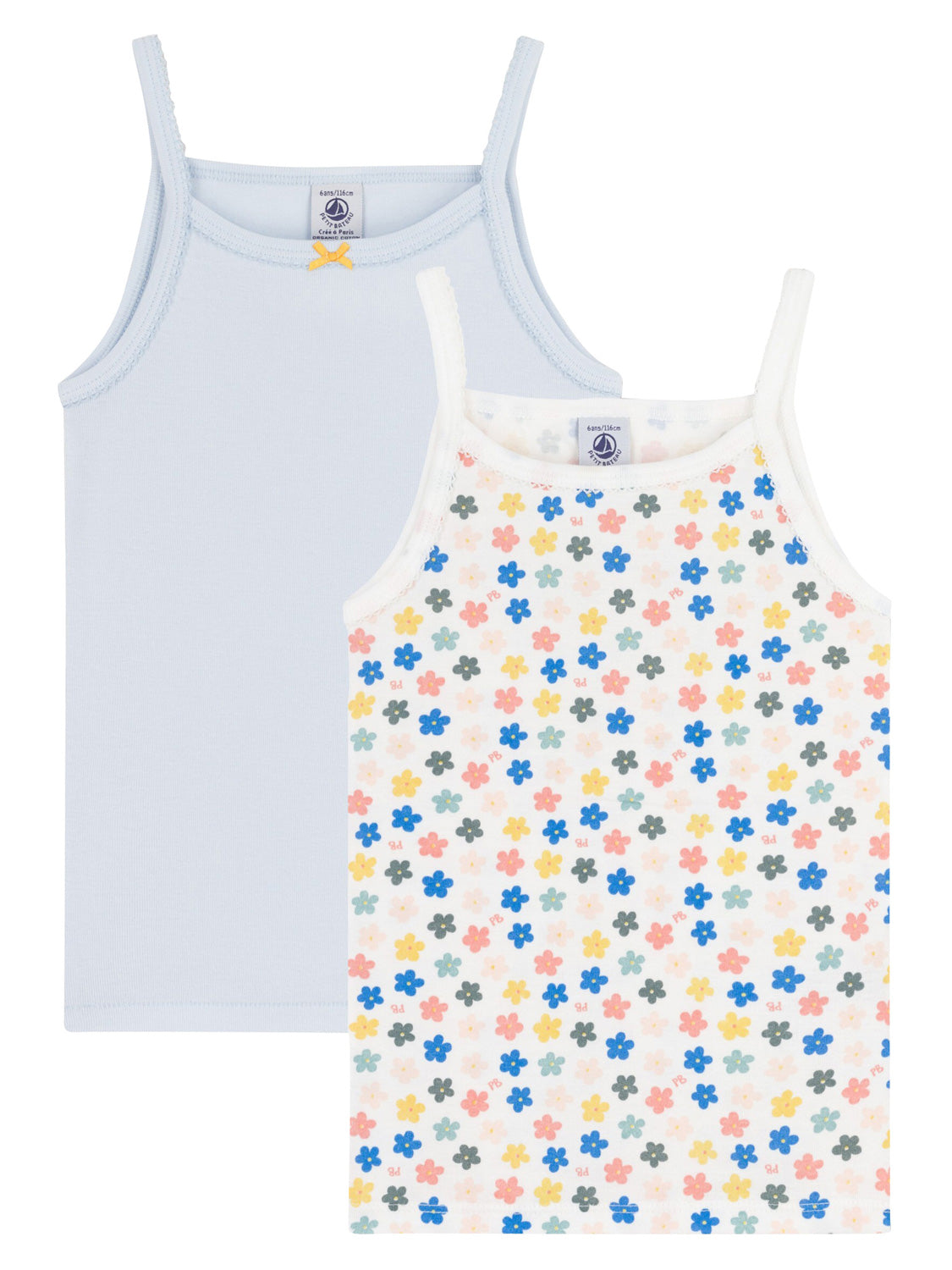 Zwei Träger-Unterhemden FLEUR 2er-Pack: eins in einfarbigem Blau mit gelber Schleife, eins mit buntem Blumenmuster. Ideal für Kinder im bellybutton-Stil.
