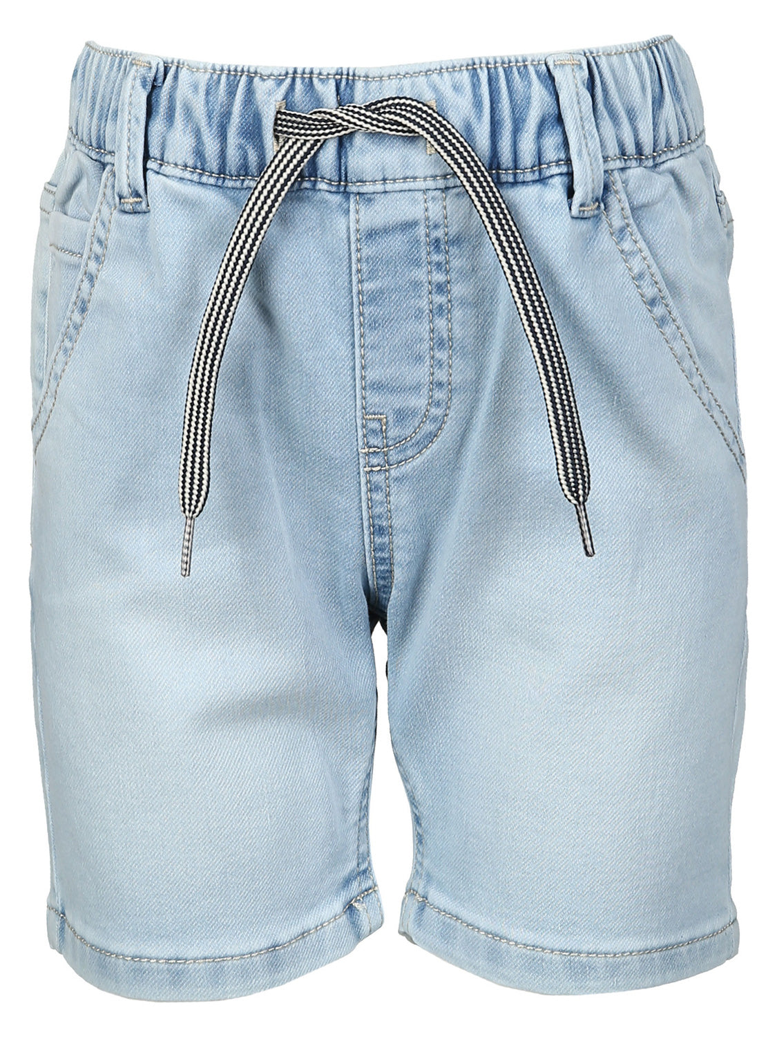 Jeans-Shorts DENIM HOLLY GREEN in hellblau: leichte Denim-Shorts mit elastischem Bund, schwarz-weißem Kordelzug, seitlichen Eingrifftaschen und einfachem Saum, ideal für Mama- und Kindermode von bellybutton.