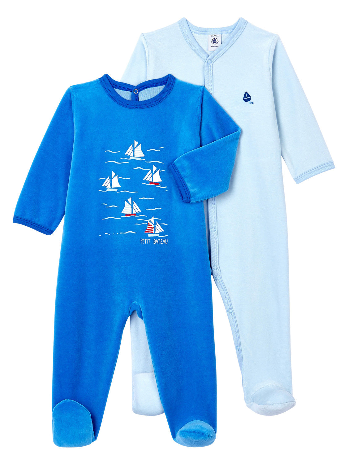 Nicki-Schlafstrampler TIREX 2er-Pack: Dunkelblauer Velours mit weißen Segelbooten und hellblauer Baumwoll-Strampler mit Segelboot-Logo, Druckknopfverschluss. Ideal für bequeme Babymode von bellybutton.