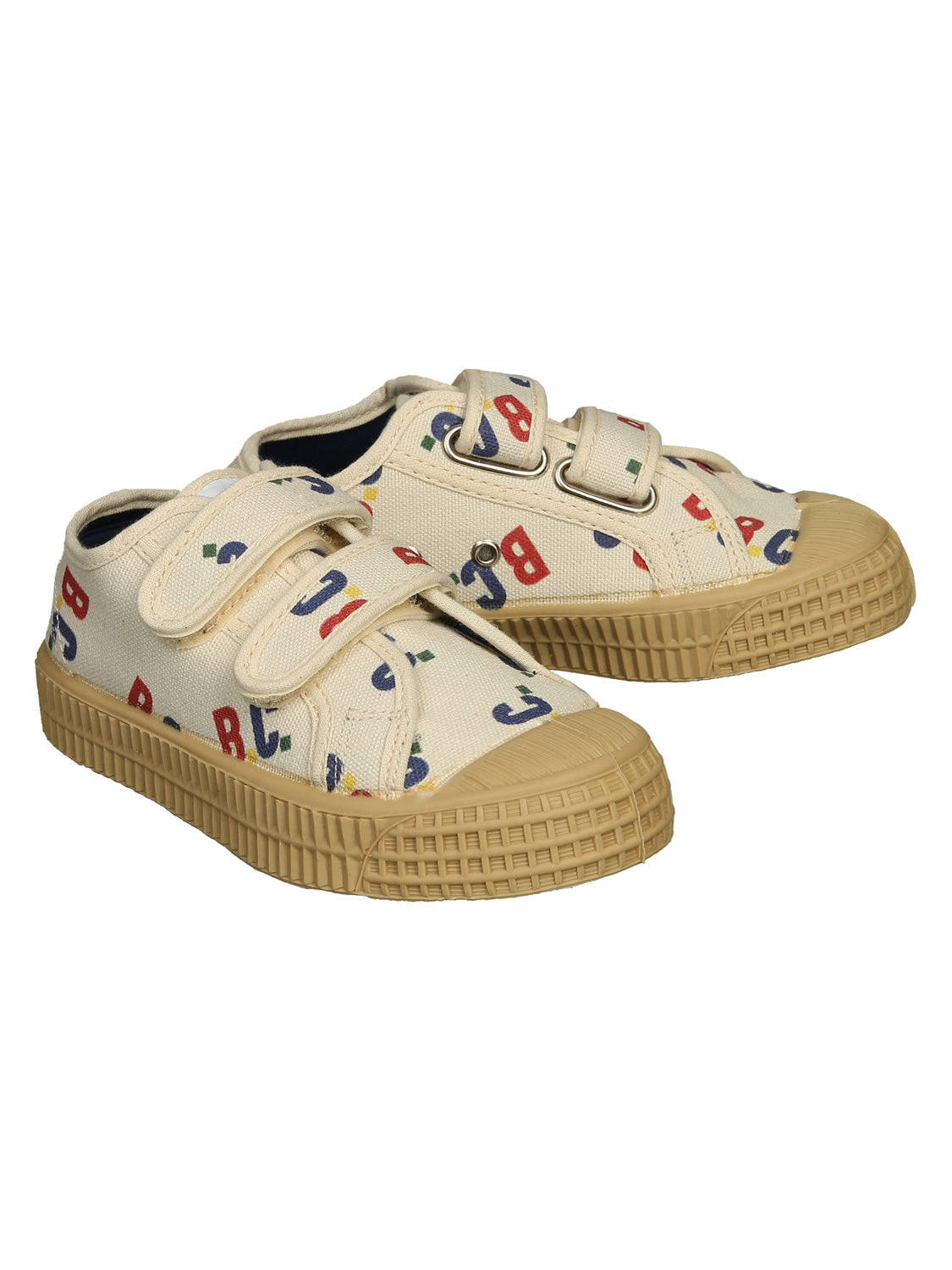 Klett-Halbschuhe B.C. in Bonewhite: Niedrige Kindersneaker aus Canvas mit Gummizehenkappen, gumifarbenen Sohlen und buntem Alphabet-Print, ausgestattet mit zwei Klettverschlüssen für leichtes Anziehen.