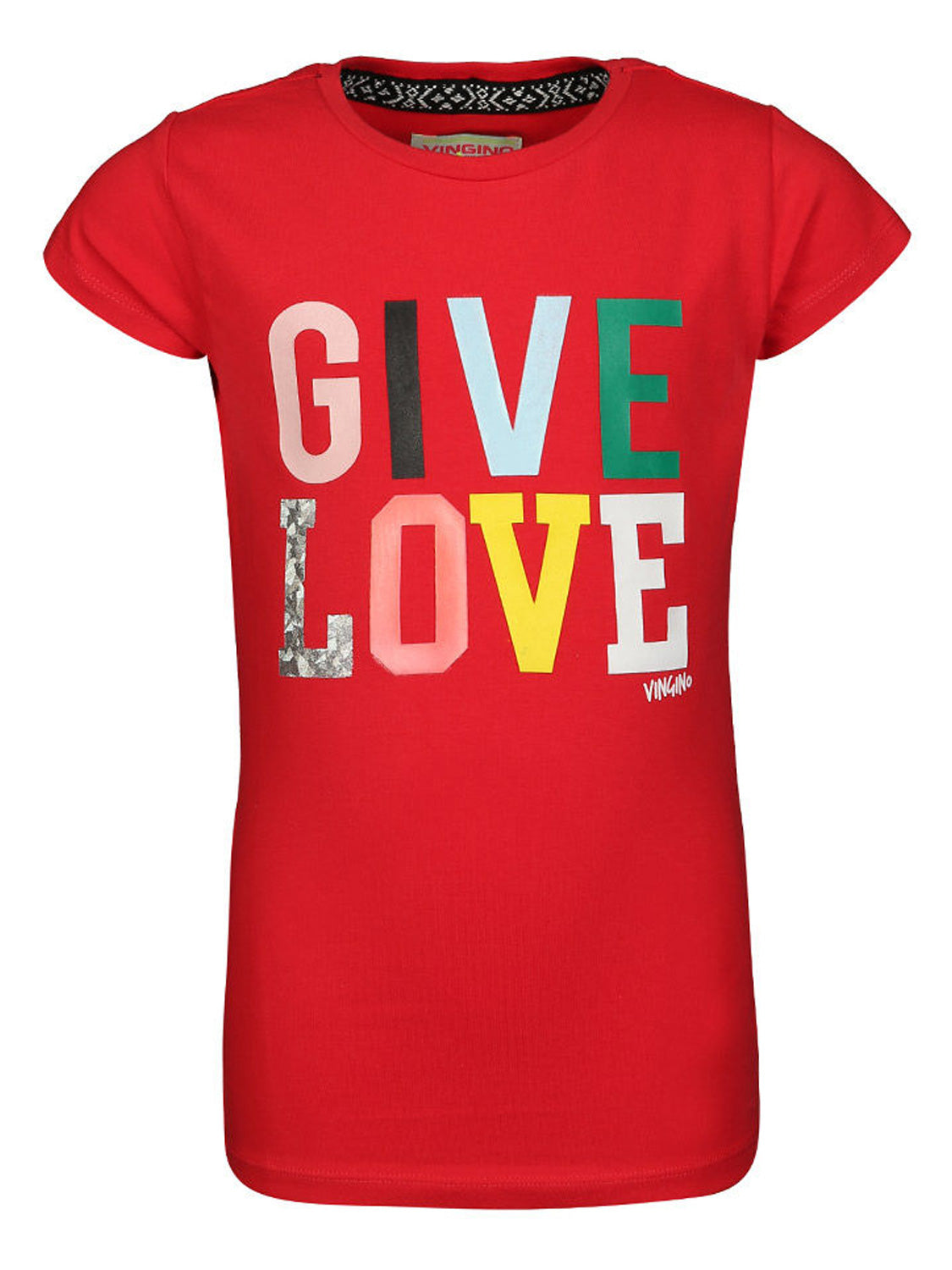 T-Shirt HELSA in rot mit GIVE LOVE-Aufdruck in bunten Buchstaben und kleinem Vingino-Logo, ideal für Kinder, erhältlich im bellybutton Online-Shop.