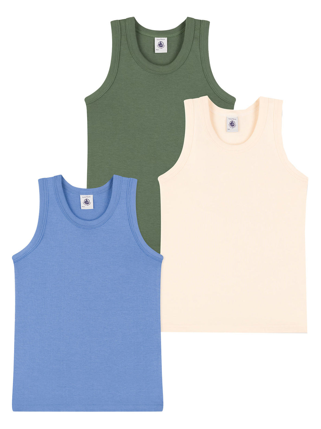Drei schlichte, ärmellose Baumwoll-Unterhemden aus dem Unterhemd UNI 3er Pack in bunt bunt, ideal für Kinder, präsentiert in überlappender Anordnung.