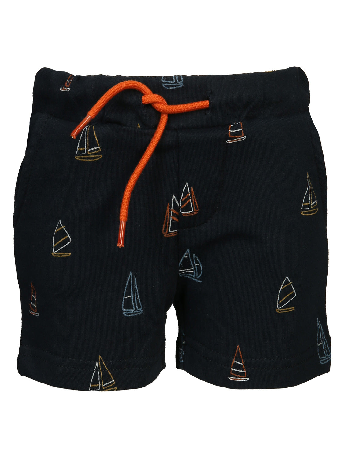 Marineblaue Kinder-Shorts Bermudas SAILOR mit leuchtend orangem Kordelzug, elastischem Bund und gestickten Segelboot-Motiven in verschiedenen Farben. Gerader Schnitt, knielang. Ideal für den maritimen Look.