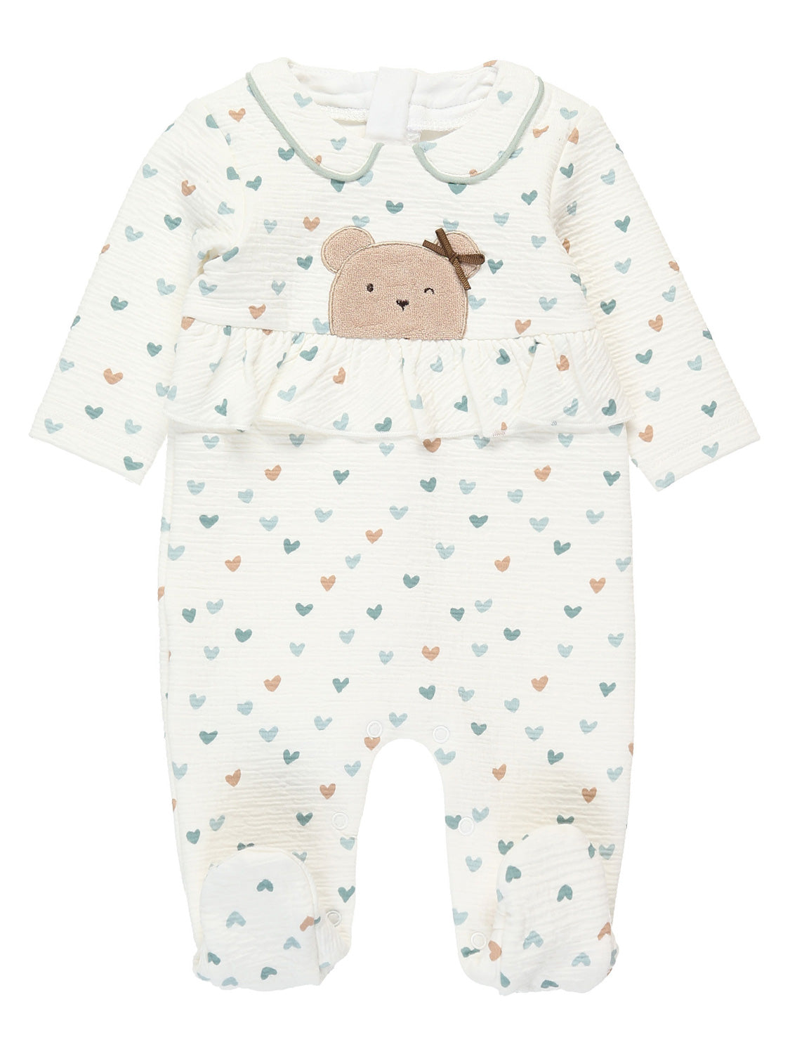 Strampler BABY BEAR in creme mit Herzmuster, Peter-Pan-Kragen, Rüsche, appliziertem Bärenmotiv auf der Brust, Fußteilen und praktischen Druckknöpfen für einfaches Wickeln.
