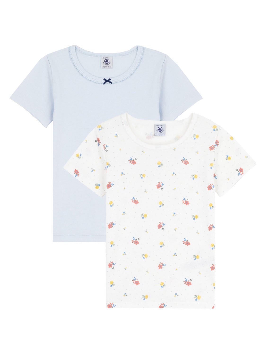 Zwei Unterhemden MINI JOLIE im 2er-Pack: ein hellblaues mit navy Schleife, ein weißes mit Blumenmuster. Weiche Baumwolle, ideal für Kinder.