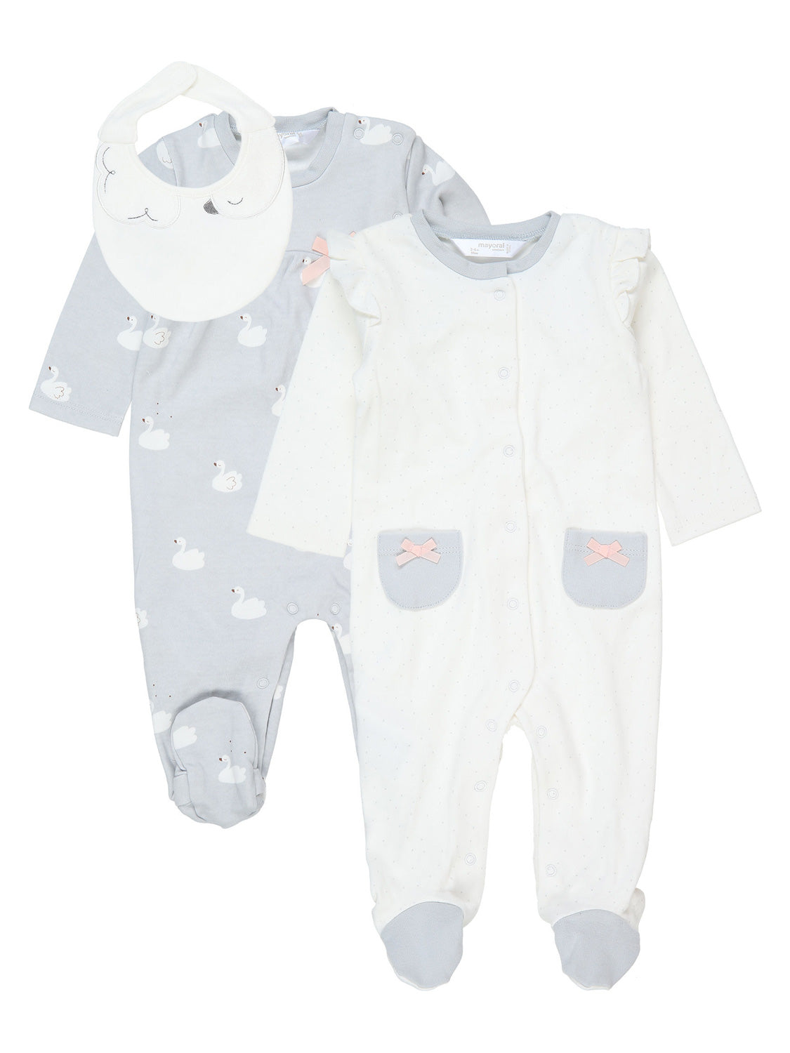 Strampler SCHWAN 3er Set: Hellgrauer Schlafanzug mit Schwanendruck und Wolkenlätzchen. Cremeschlafanzug mit Punkten, grauen Taschen und rosa Schleifen, passend für Babymode von bellybutton.