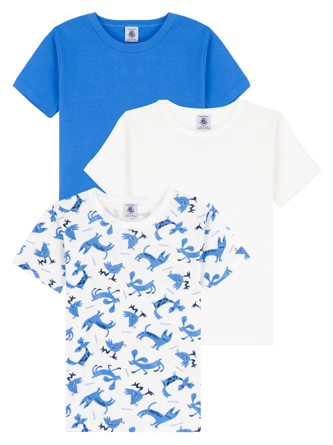 Dreierpack Unterhemd MINI BIZ: Einfarbig blau, schlicht weiß und weiß mit blauen Fuchs- und Vogelmotiven. Ideal für Kinder, erhältlich bei bellybutton.