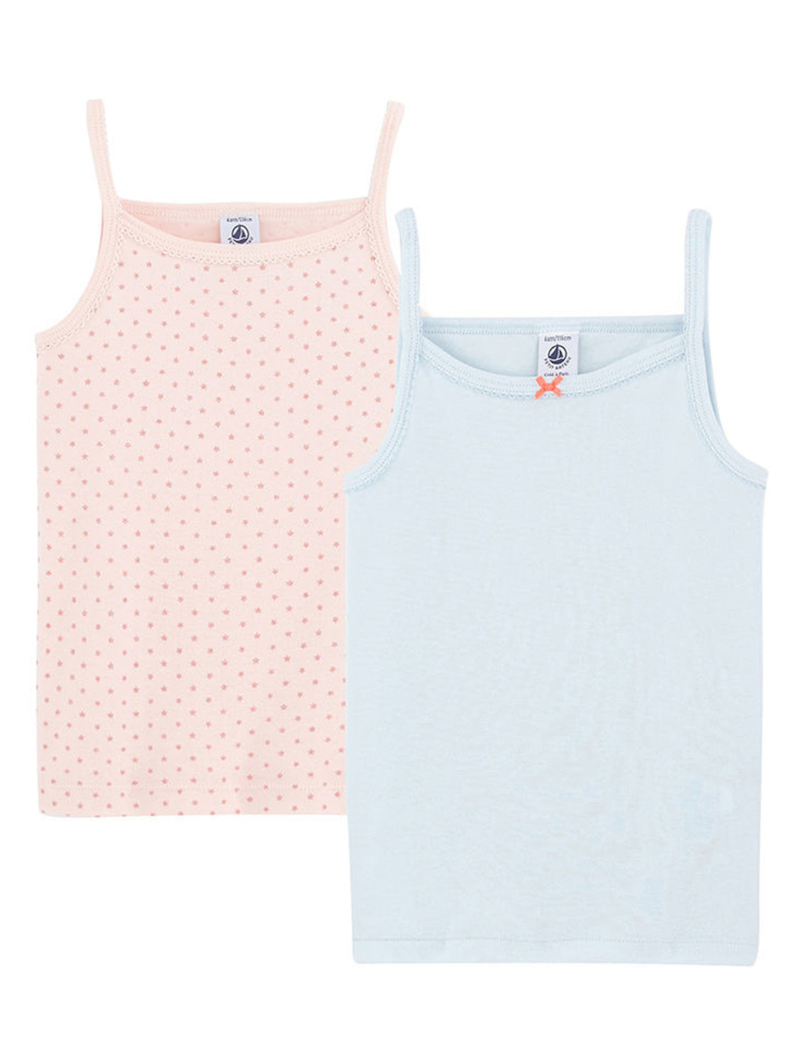 Träger-Unterhemd PÜNKTCHEN 2er-Pack zeigt zwei Baumwoll-Tanktops für Kinder: eines rosa mit Sternenmuster, das andere hellblau, beide mit schmalen Trägern und geradem Schnitt.