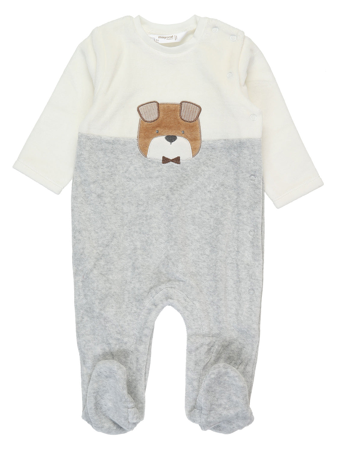 Ein Baby-Einteiler namens Nicki-Strampler MR DOG in hellgrau, mit Bärenapplikation auf der Brust, langärmelig und mit Druckknöpfen, ideal zum Schlafen und Spielen.