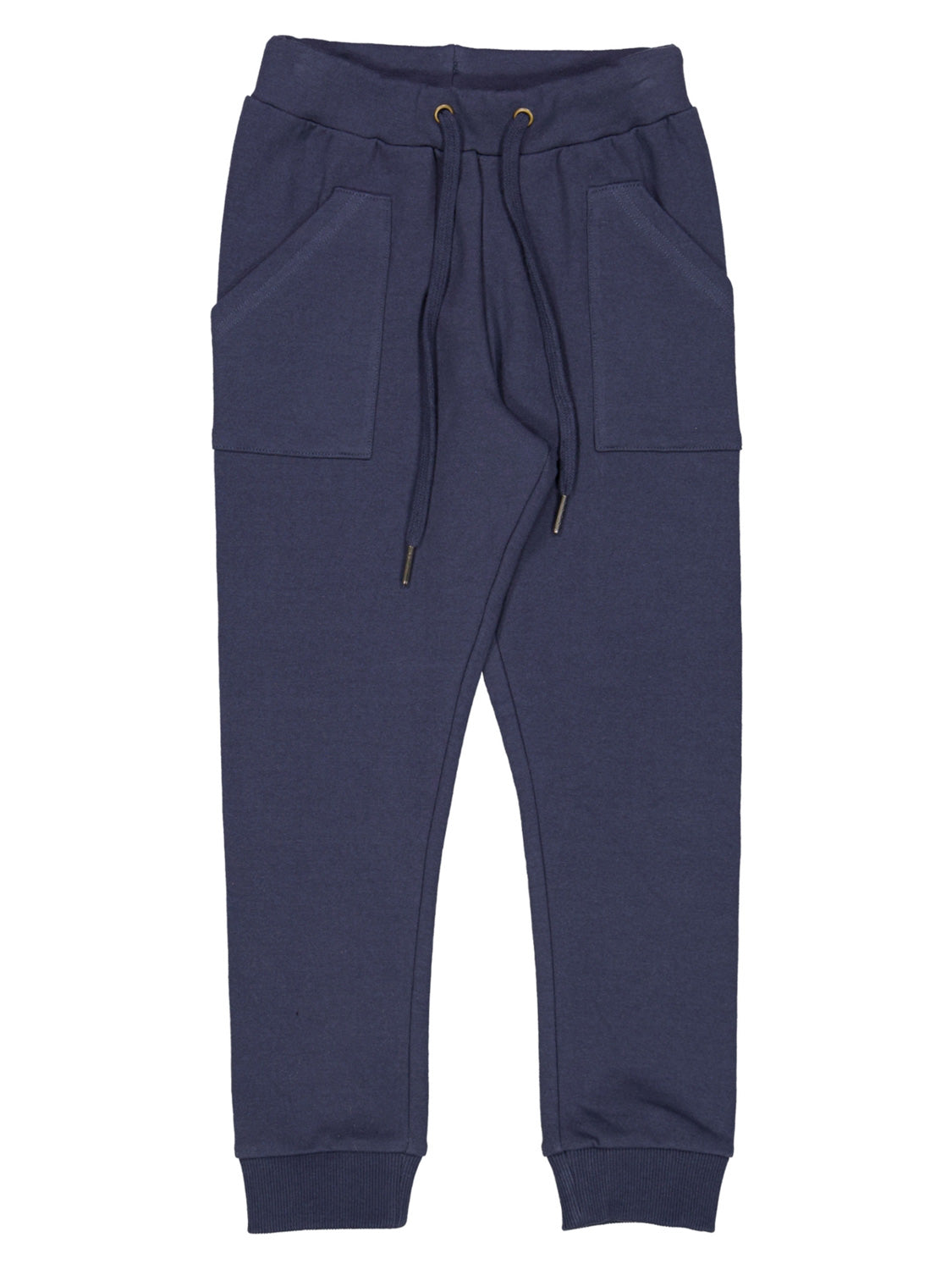 Jogginghose Marineblau aus Bio-Baumwolle mit elastischem Bund, Kordelzug, großen Vordertaschen und gerippten Bündchen an den Knöcheln. Ideal für bequeme Kindermode von bellybutton.