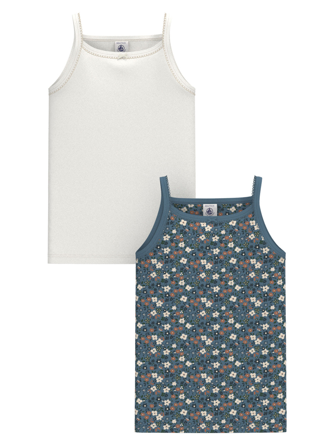 Zwei Mädchen-Tanktops aus dem Unterhemd MILLEFLEUR 2er-Set in blau/weiß: eins in Creme mit Muschelsaum, das andere in Schieferblau mit floralem Muster.