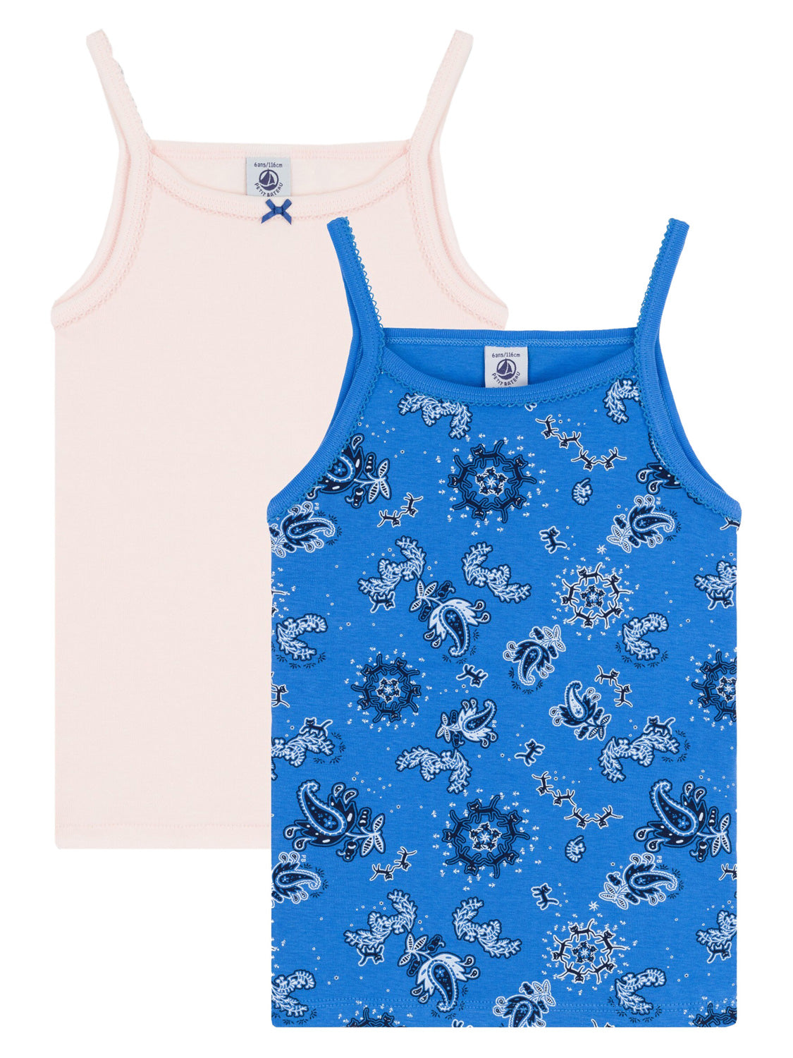 Zwei Mädchen-Trägerhemden aus dem Träger-Unterhemd SMALL BANDANA 2er-Pack: eins in Rosa mit Schleife, das andere blau mit Paisley-Muster.