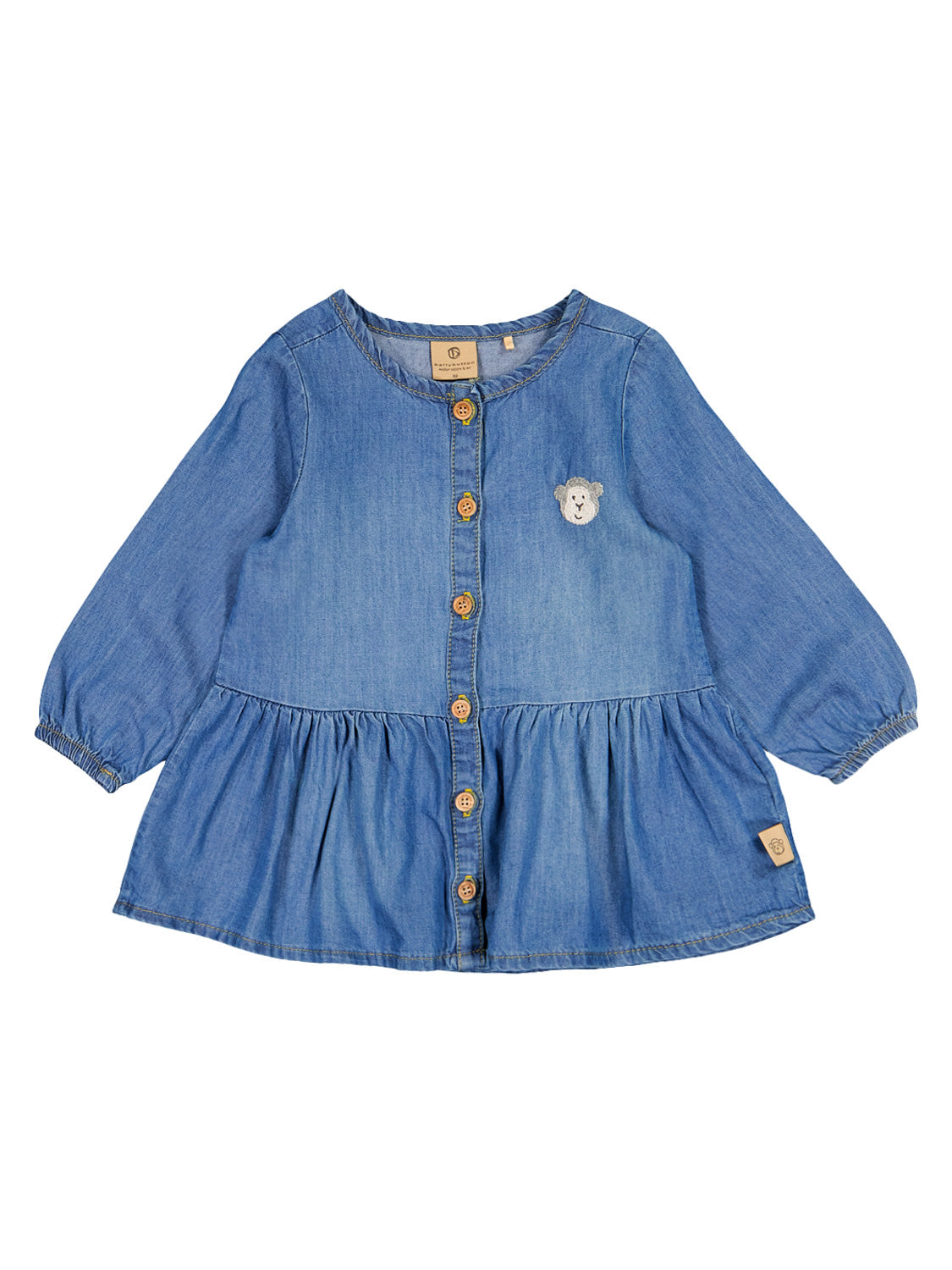 Kleid Blau: Denim-Style Kleid mit langen Ärmeln, elastischen Bündchen, Holzknöpfen, eingesticktem Bären-Patch auf der Brust und kleinem Etikett an der Seitennaht.
