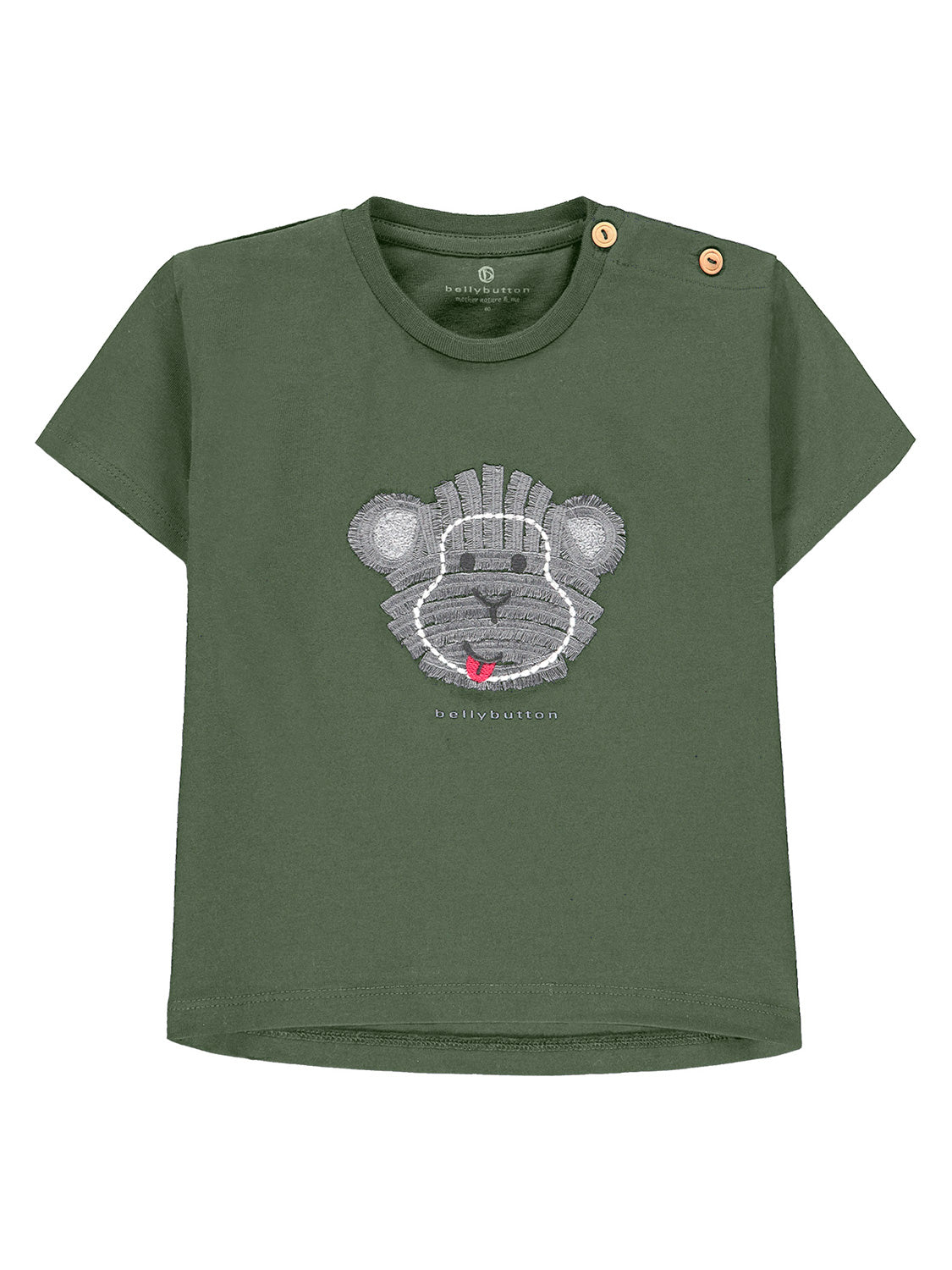 Kinder-T-Shirt Olivgrün mit stilisiertem Bärengesicht und roten Zunge, zwei Holzknöpfen an der Schulter. Markenname bellybutton unten aufgedruckt.