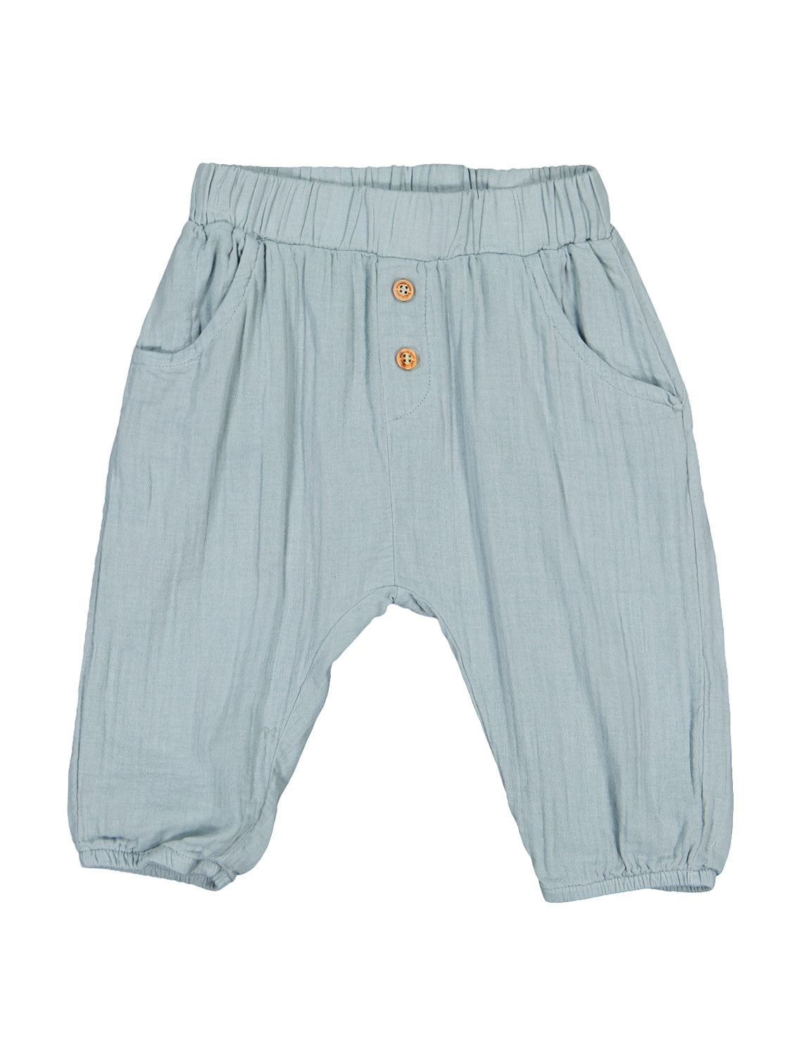 Hose Hellblau: Lockere, hellblaue Babyhose mit elastischem Bund und Beinabschlüssen, zwei Holzknöpfen vorne und Taschen an den Hüften.