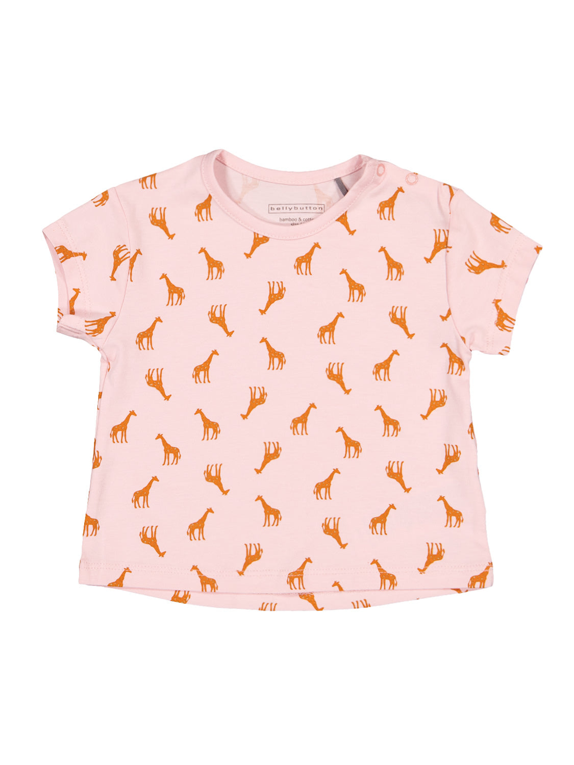 T-Shirt Animal Farm Rosa mit kurzen Ärmeln, orangefarbenen Giraffenmustern und Druckknopf an der Schulter, aus bellybutton bamboo & cotton Material, ideal für Kinder.