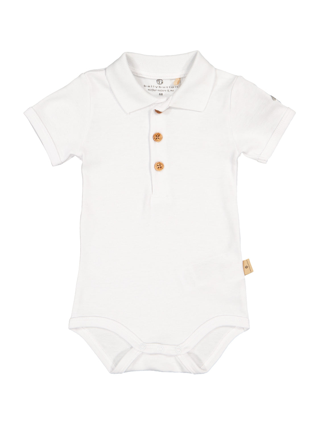 Body Weiß: Kurzärmeliger Baby-Body im Polo-Stil mit kleinem Kragen und drei Holzknopf-Optik-Knöpfen, ideal für stilvolle Babymode von bellybutton.