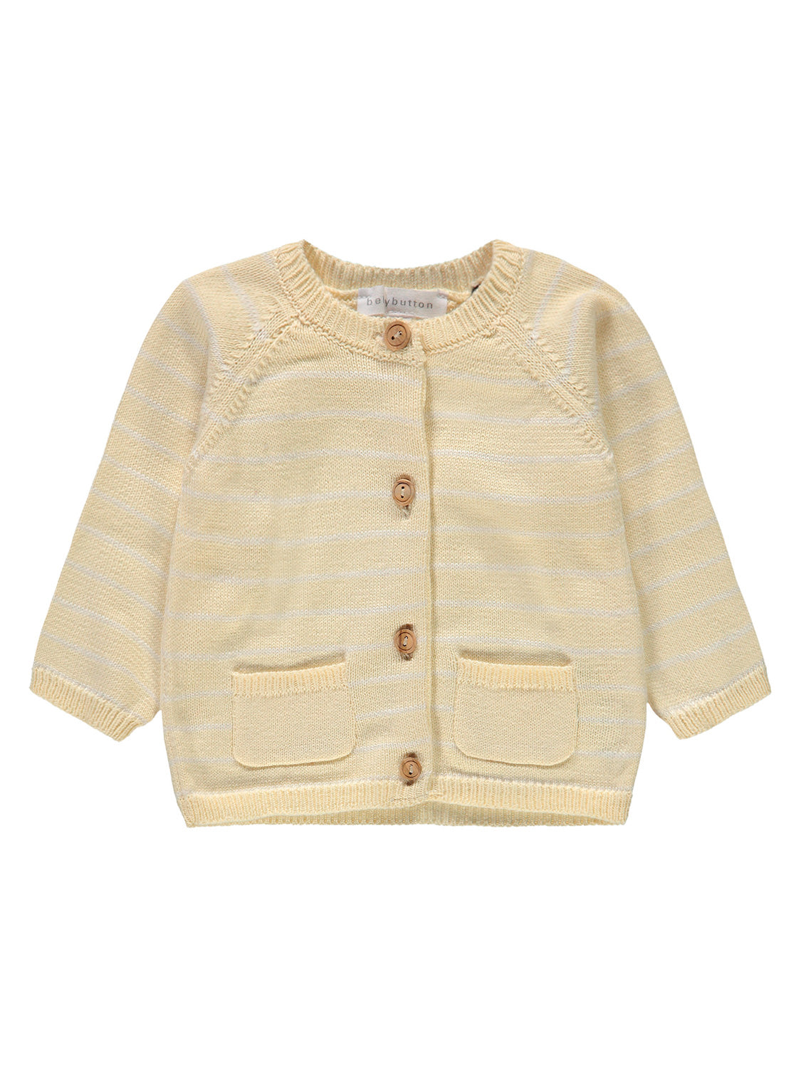 Strickjacke Summer Spirit Gelb: Babystrickjacke mit langen Raglanärmeln, Knopfleiste aus Holzknöpfen und zwei kleinen Taschen, ideal für den stilvollen, bequemen Look kleiner Kinder.
