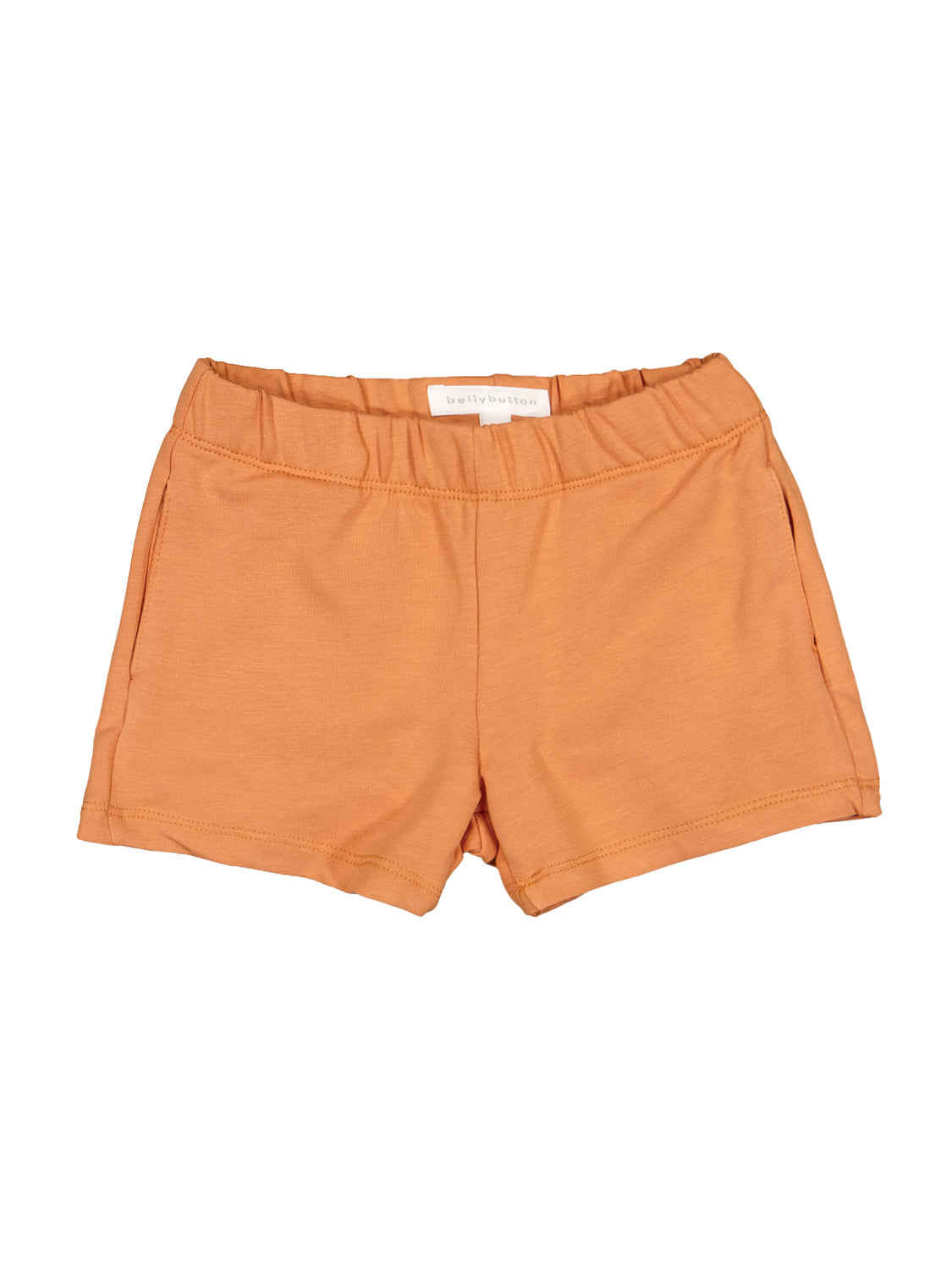 Kindershorts in Burnt-Orange mit elastischem Bund, Seitentaschen und kleinem bellybutton-Label am Rücken, passend für stilvolle Kindermode.
