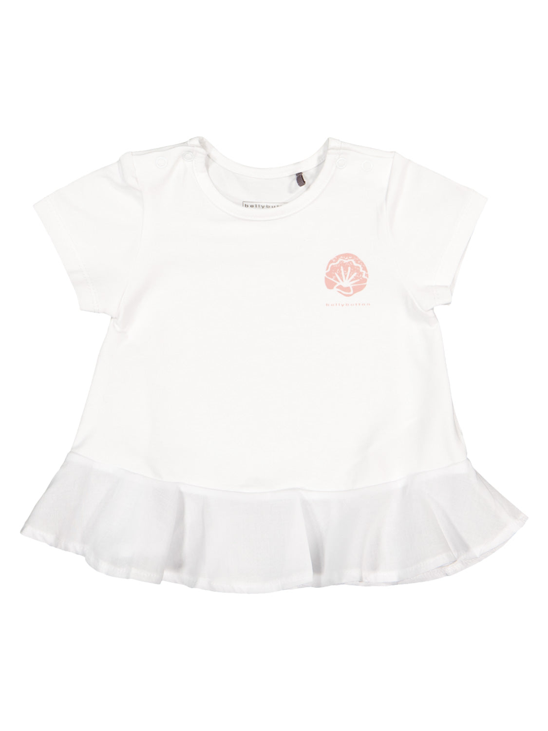 Kleid Lot of Shells Weiß: Kurzärmliges, weißes Babyshirt mit Rundhalsausschnitt, Druckknöpfen an den Schultern, Rüschen-Saum und kleinem, rosa Muschel-Logo auf der Brust.