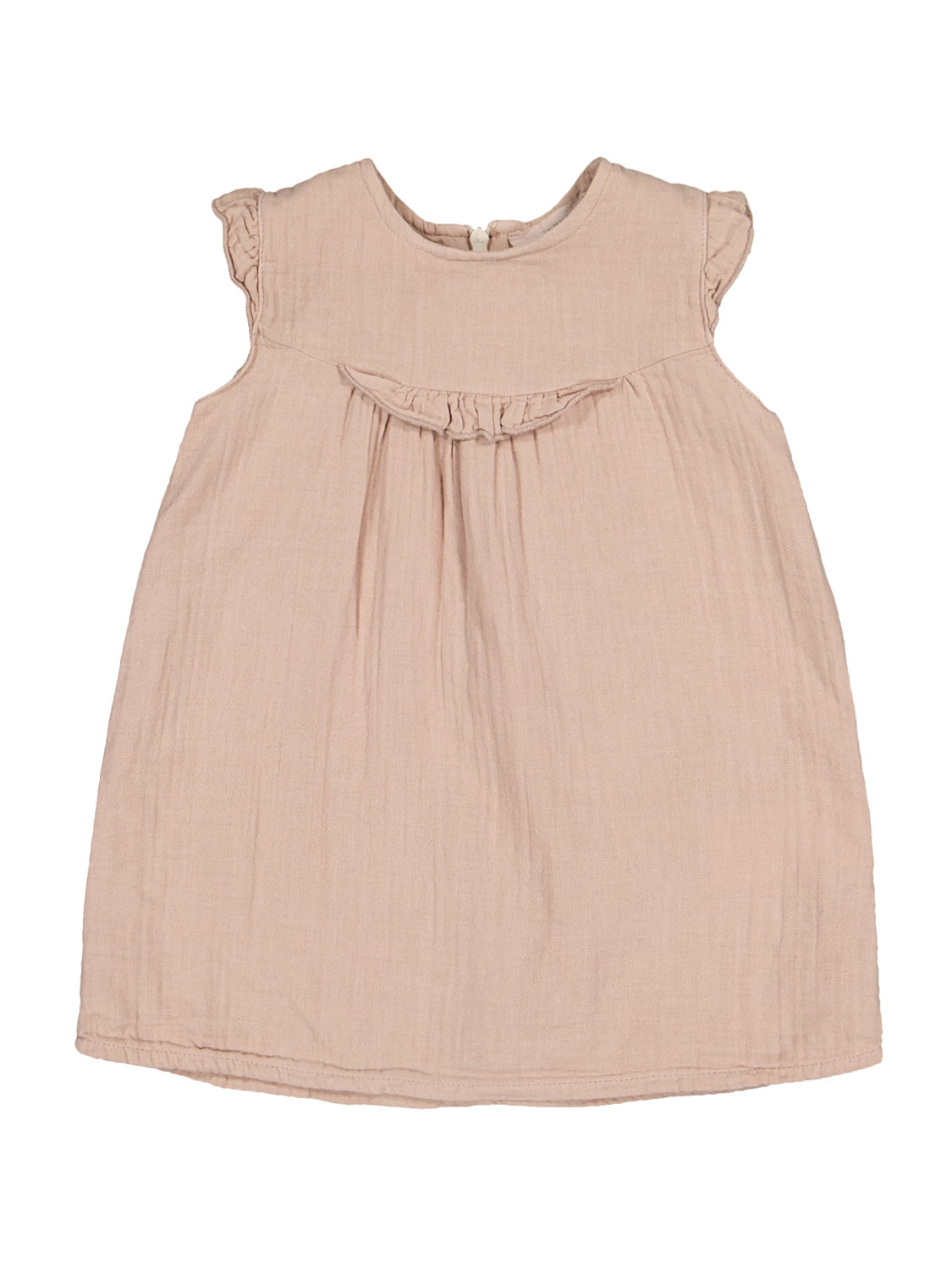 Kleid Beige: Ärmelloses Baby- oder Kleinkindkleid mit rundem Ausschnitt, kleinen Rüschenärmeln und zartem Rüschendetail auf der Brust, aus leichtem, geknittertem Baumwollstoff.