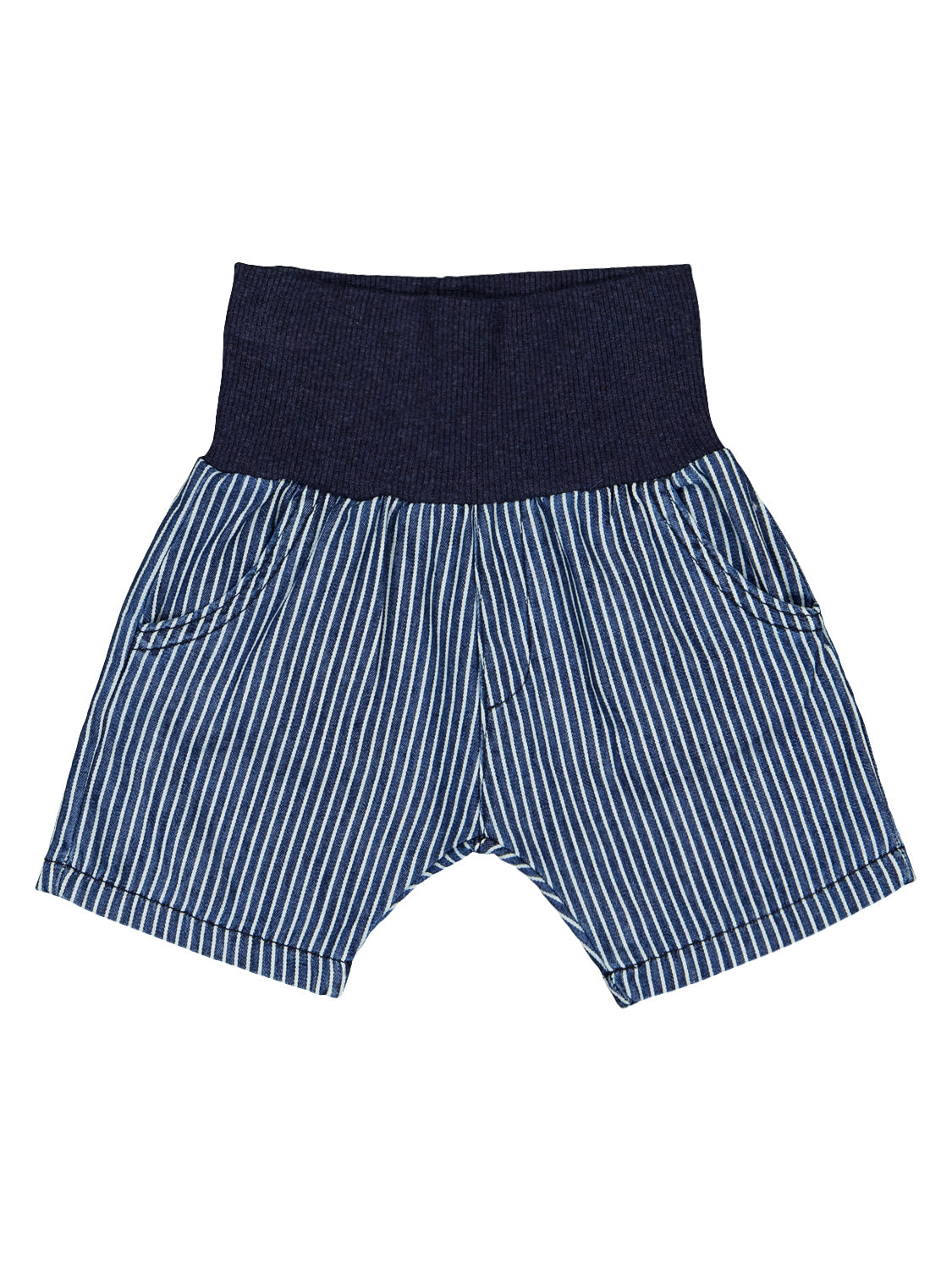 Shorts Marineblau: Kinder-Pull-on-Shorts mit dunkelblauem, geripptem Bund, blau-weißem Nadelstreifenmuster und zwei kleinen Fronttaschen. Ideal für stilvolle Kindermode bei bellybutton.