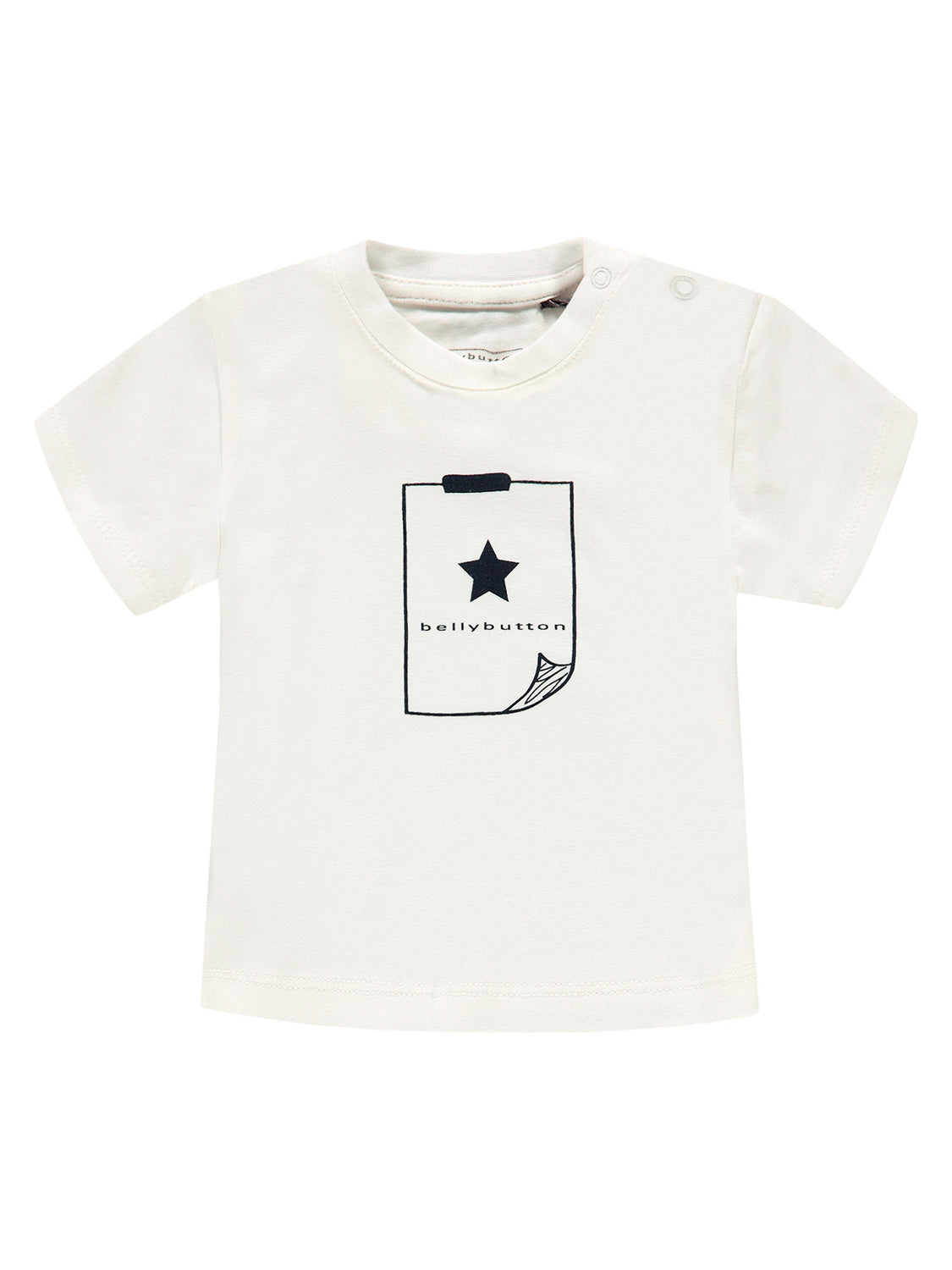 Weißes Baby T-Shirt mit kurzen Ärmeln, Schulterknöpfen, Papier- und Sternmotiv sowie bellybutton-Schriftzug. Perfekt für kleine Kinder, vereint Komfort und Stil.