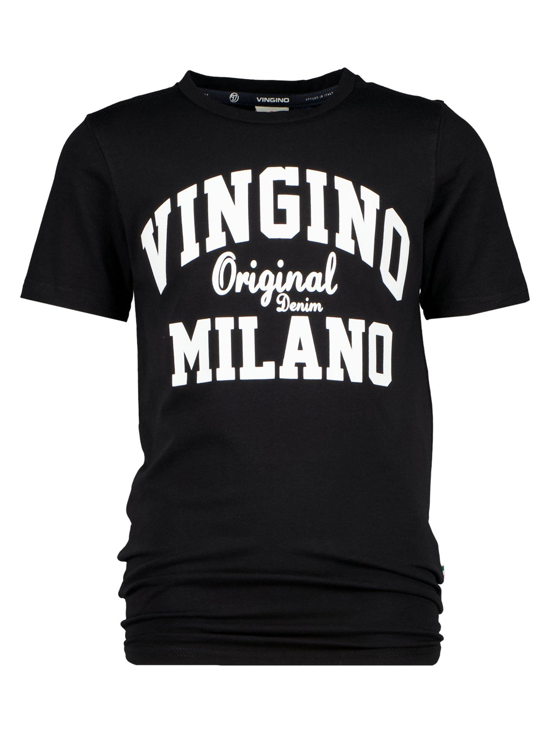 T-Shirt MILANO in tiefschwarz mit weißem Varsity-Schriftzug „VINGINO Original Denim MILANO“ auf der Brust, ideal für stilbewusste Teens.