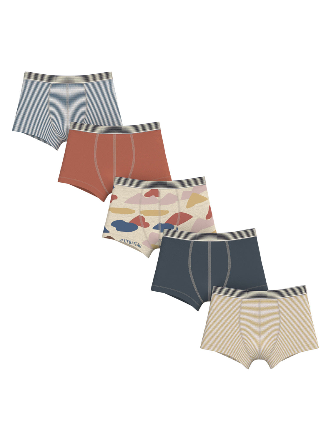 Boxershorts MONTAGNES 5er-Set in bunt bunt, zeigt fünf Trunk-Style Unterhosen mit Streifen, Uni-Farben und Camouflage-Print, ideal für vielseitige Kindermode von bellybutton.