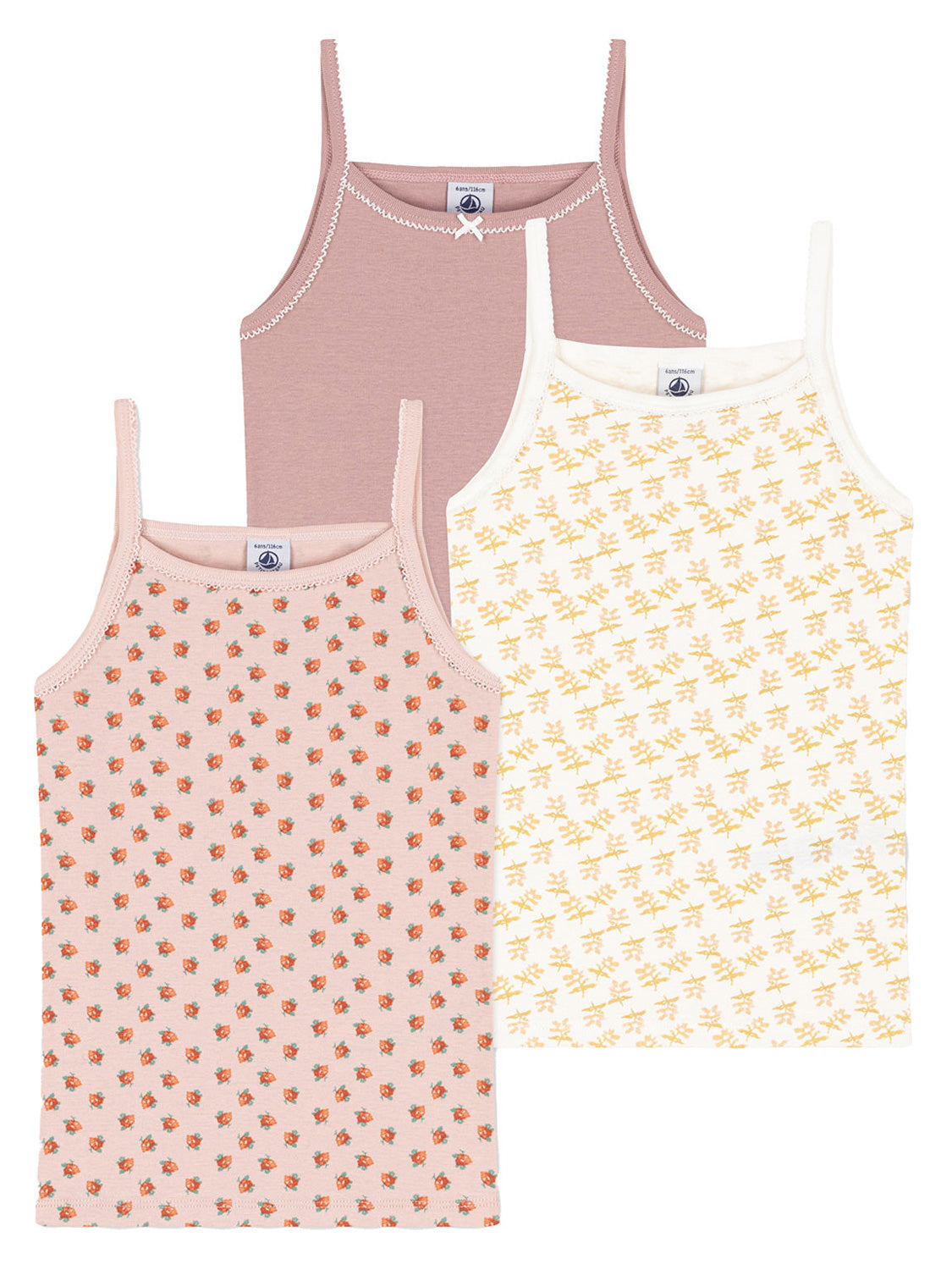 Unterhemd FLEUR 3er Pack: Drei Mädchen-Tanktops mit Spaghettiträgern, floral gemustert in rosa, einfarbig mauve mit weißen Nähten, cremefarben mit botanischem Muster.