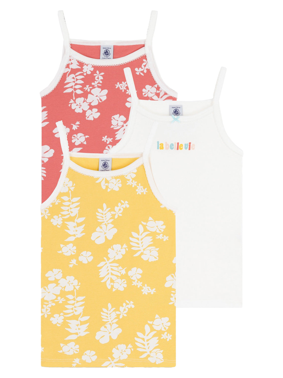 Träger-Unterhemd SWEETLIFE 3er-Pack: Drei Mädchen-Camisole-Tops mit Spaghettiträgern, zwei mit Blumenmustern und ein weißes Top mit labellevie-Schriftzug.
