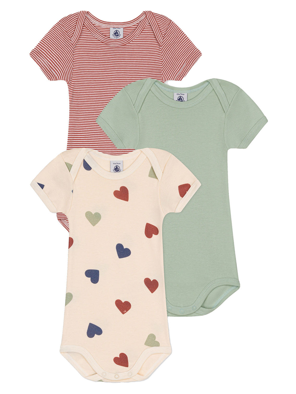 Drei Kurzarm-Bodys TRICOEUR 3er Pack: gestreift, uni grün, creme mit Herzen. Perfekt für Babys, erhältlich bei bellybutton, dem Shop für stilvolle Babymode.