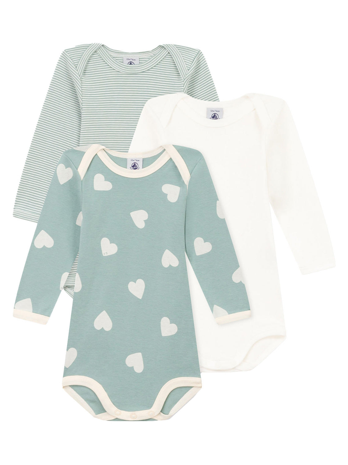 Drei Langarm-Bodysuits Langarm-Body LOVING: ein cremefarbenes, ein grünes mit Herzprint, und ein gestreiftes. Praktische Druckknöpfe und Umschlagkragen ergänzen das Design.